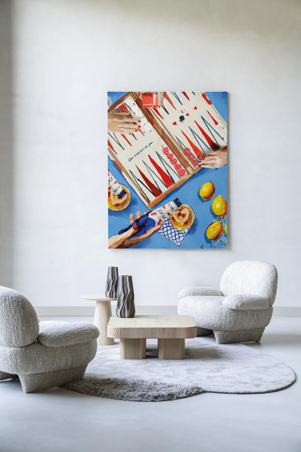 Ein Wohnzimmer mit einem Wandteppich It's Not A Game - Urban Cotton an einer weißen Wand, zwei Stühlen und zwei Couchtischen