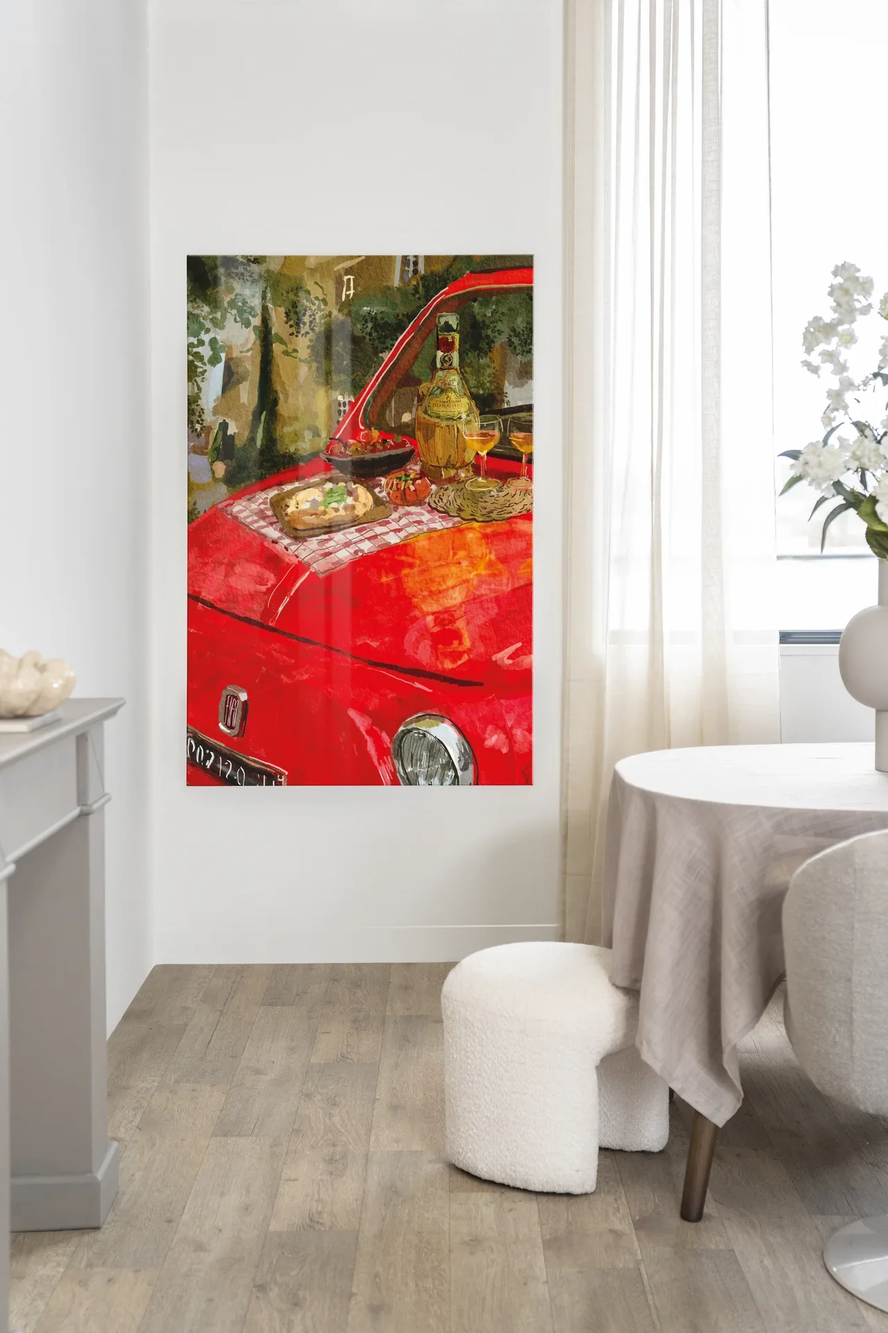 Wandteppich Meranda - Urban Cotton hängt an einer weißen Wand in einem modernen Interieur