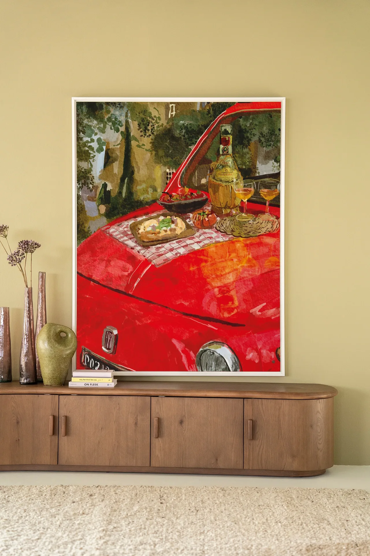 Wandteppich Meranda von Urban Cotton in einem Interieur über einem Sideboard aus Holz mit Vasen