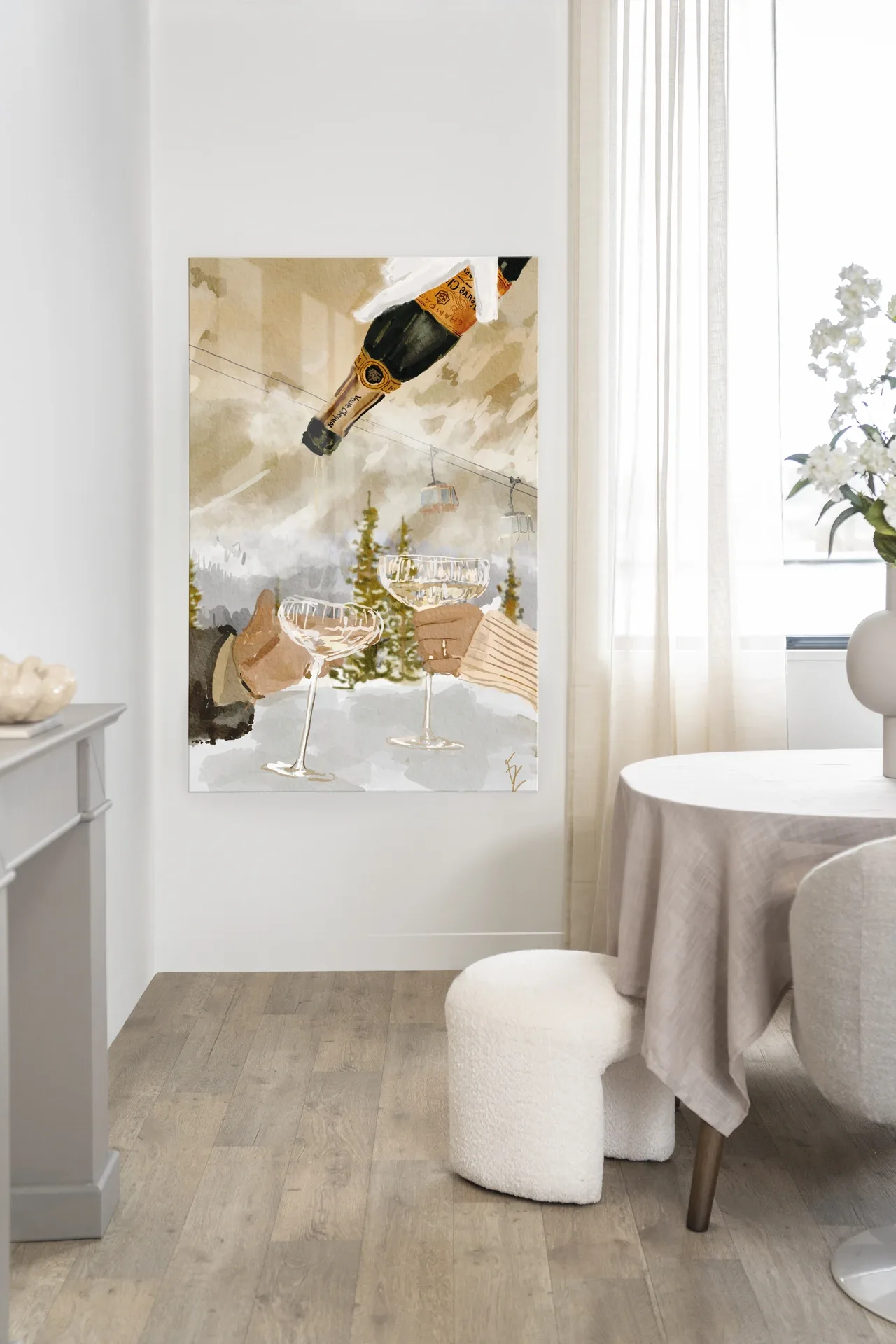Wandteppich Winter Champagne von Urban Cotton in einem hellen Esszimmer mit Holzboden und weißen Wänden