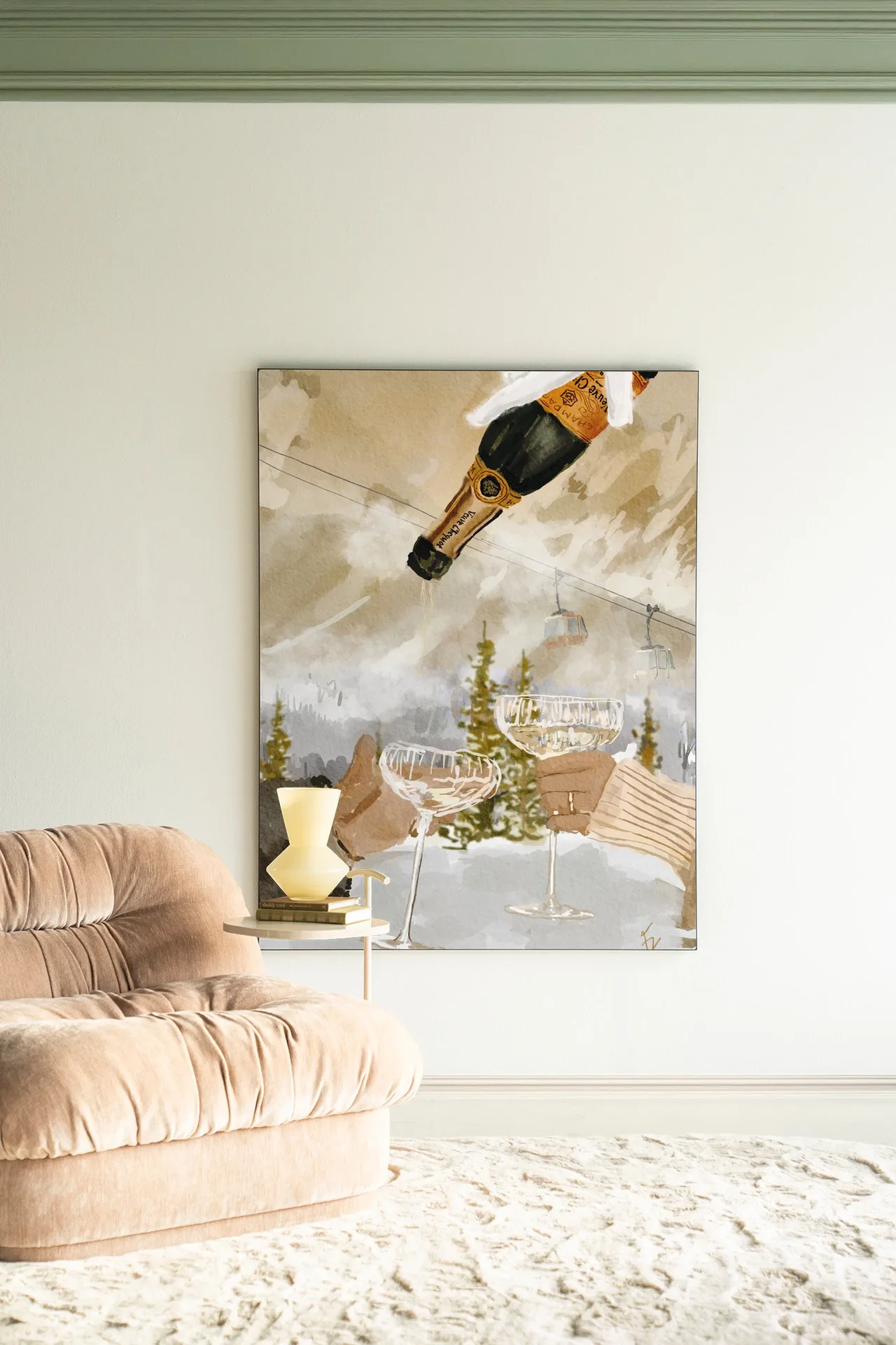 Wandteppich Winter Champagne - Urban Cotton hängt über einem beigefarbenen Sofa in einem hellen Wohnzimmer