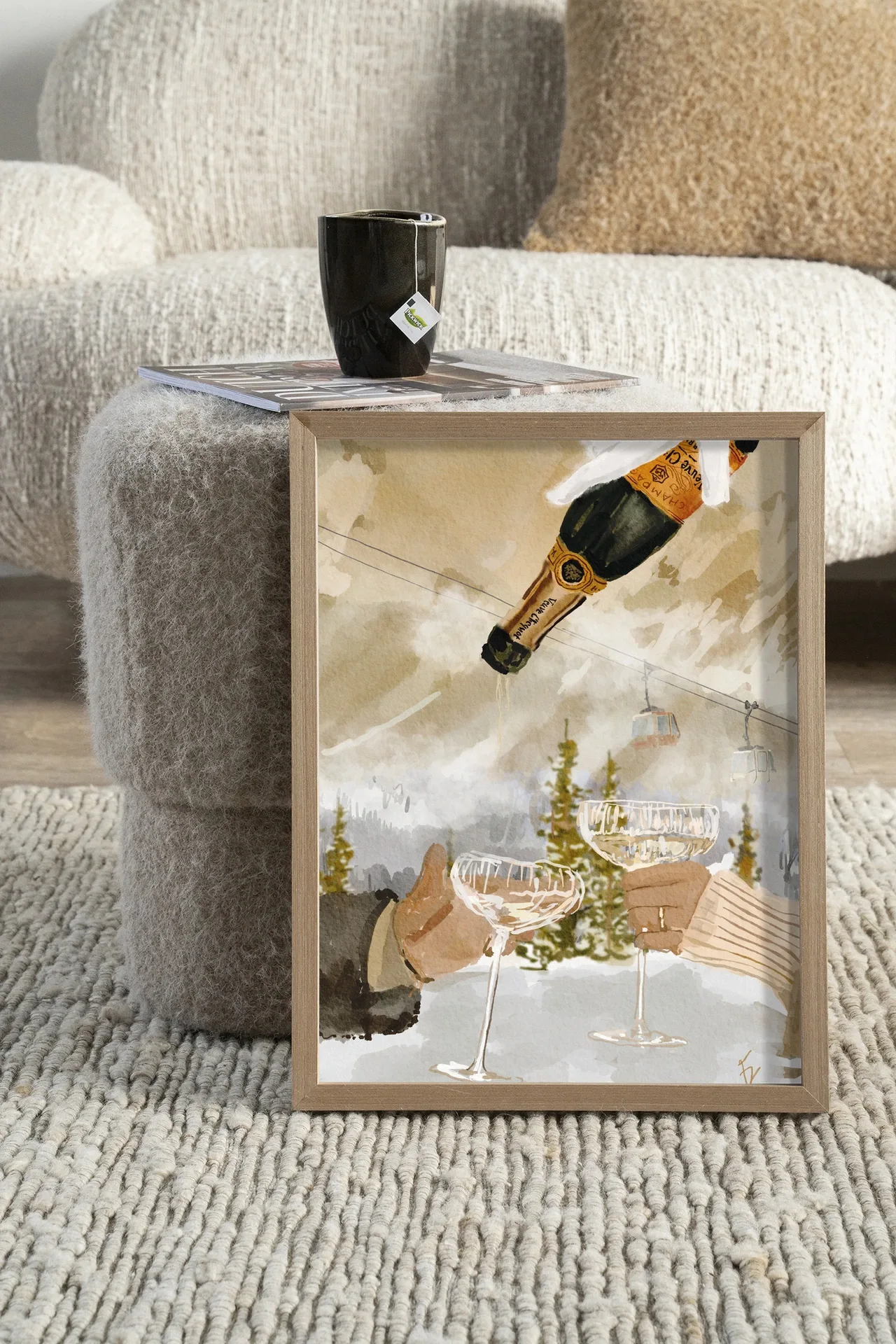 Wandteppich Winter Champagne - Urban Cotton auf einem Hocker mit Teetasse und Zeitschrift