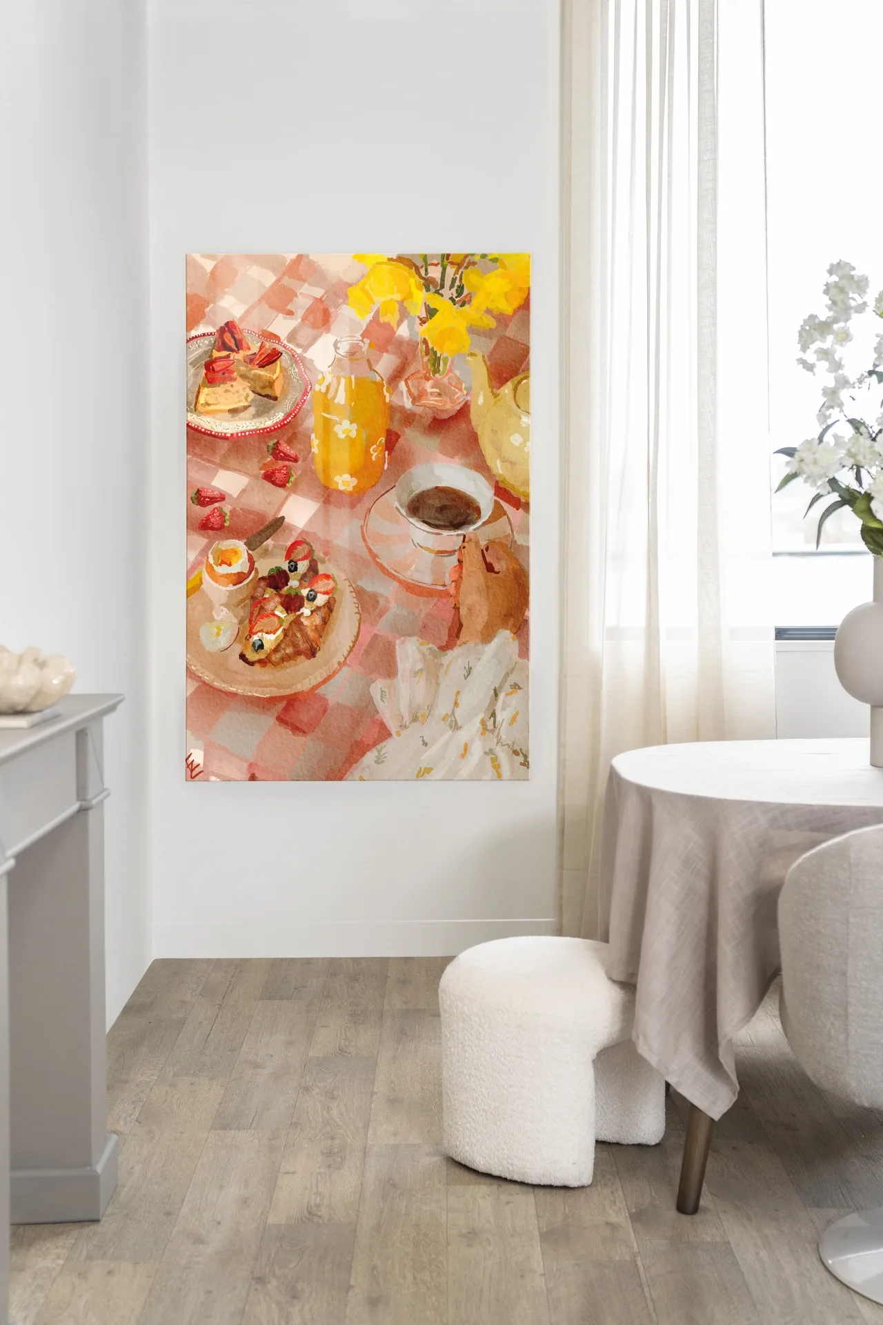 Wandteppich Spring Breakfast hängt an einer weißen Wand in einem hellen Raum mit Holzboden - Urban Cotton