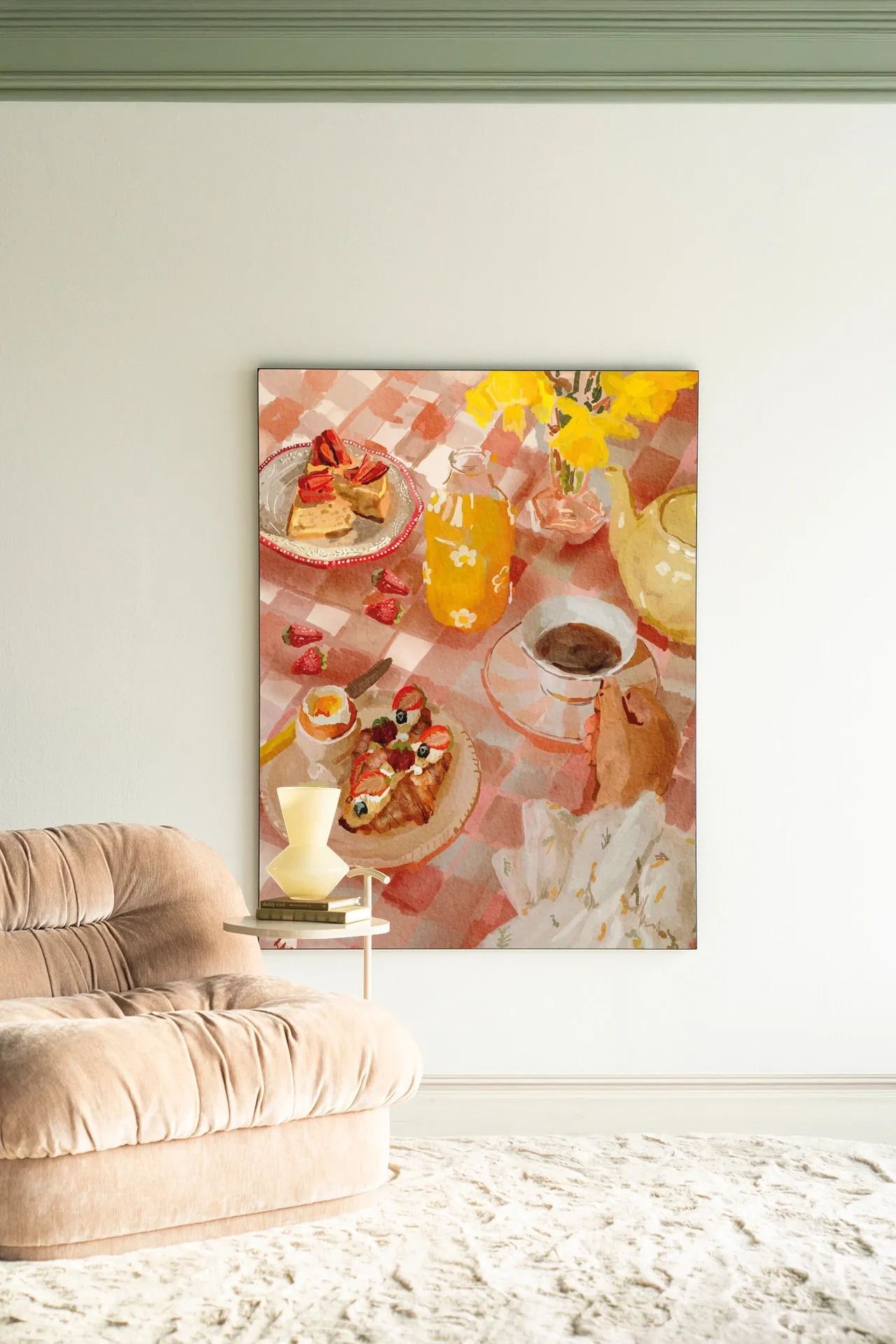 Wandteppich Spring Breakfast in einem modernen Wohnzimmer mit beigefarbenem Sofa und weißem Beistelltisch - Urban Cotton