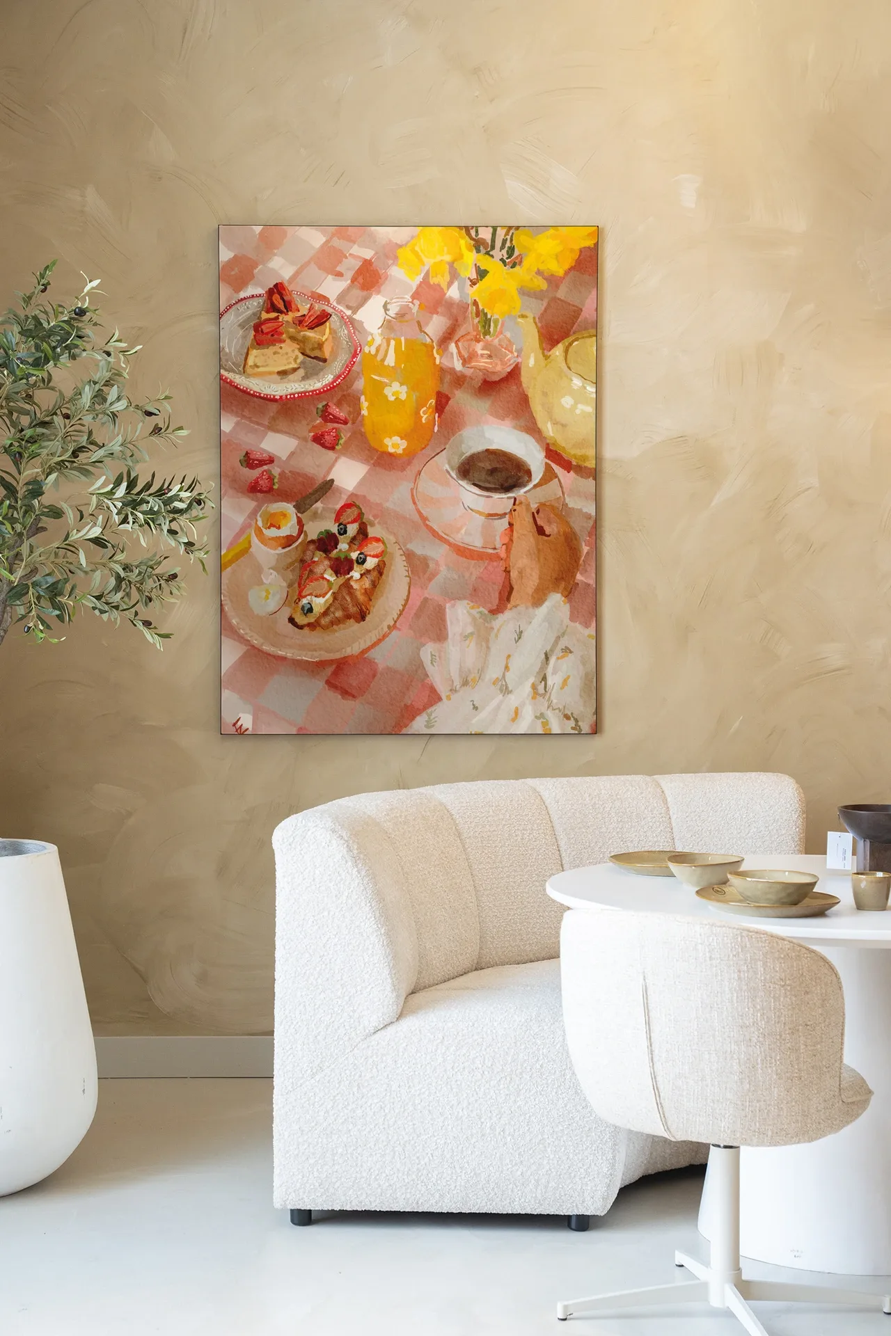 Wandteppich Spring Breakfast hängt an einer beigen Wand über einem weißen Sofa und Tisch - Urban Cotton