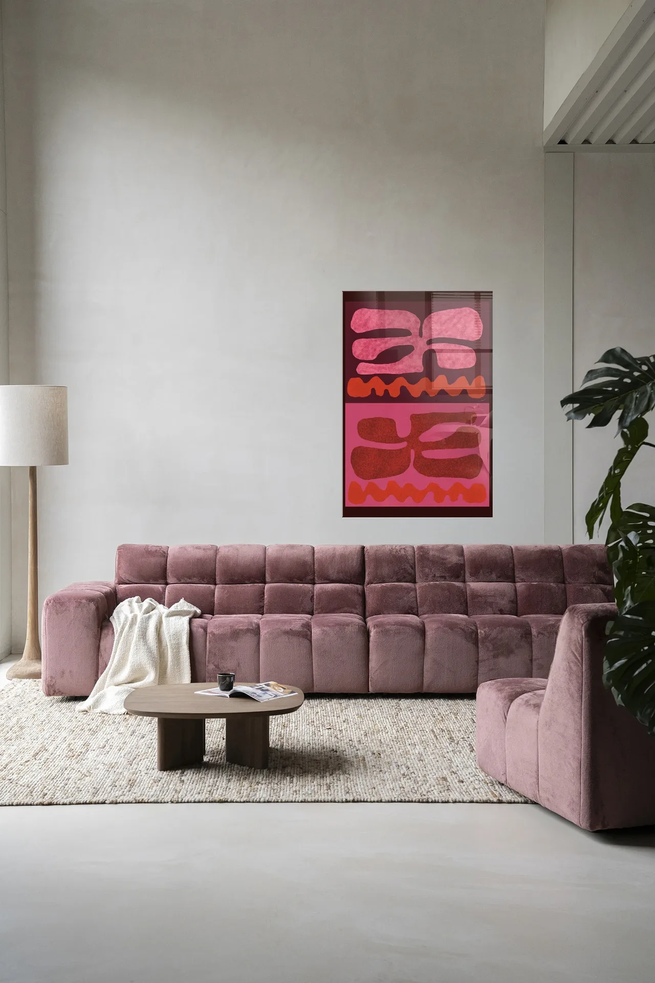 Wandteppich Groovy Pink in einem modernen Wohnzimmer über einem rosa Sofa - Urban Cotton