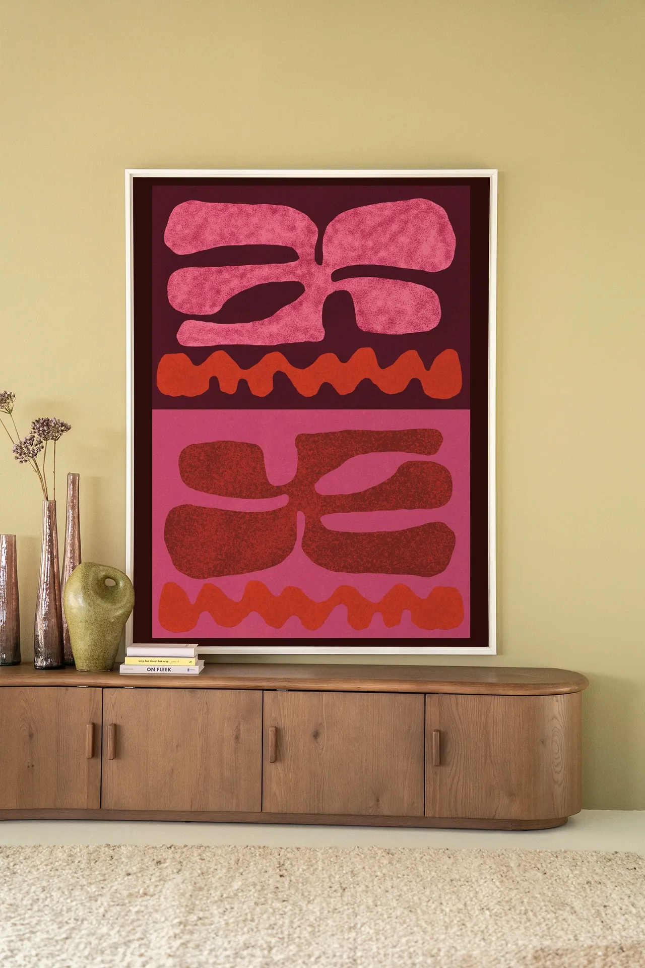 Wandteppich Groovy Pink - Urban Cotton hängt über einer Holzkommode mit Vasen und Büchern