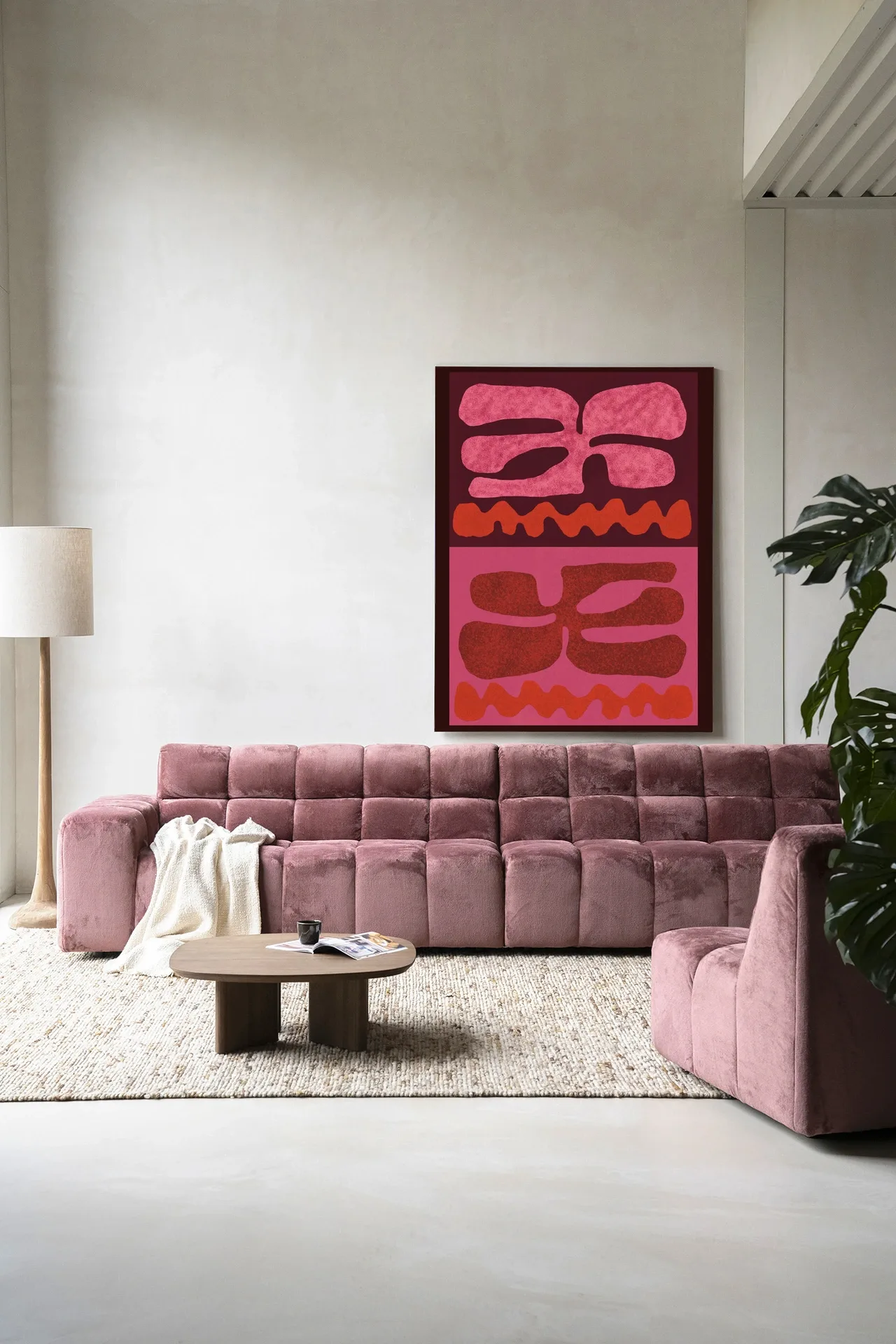 Wandteppich Groovy Pink - Urban Cotton hängt über einem rosa Sofa in einem modernen Wohnzimmer