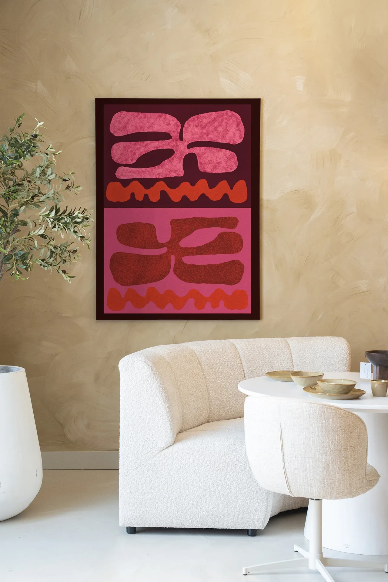 Wandteppich Groovy Pink - Urban Cotton hängt an einer beigen Wand über einem weißen Sofa