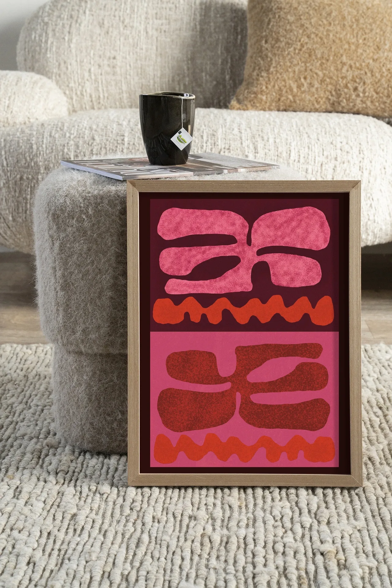 Wandteppich Groovy Pink - Urban Cotton in einer Wohnzimmereinstellung, stehend auf einem hellen Teppich