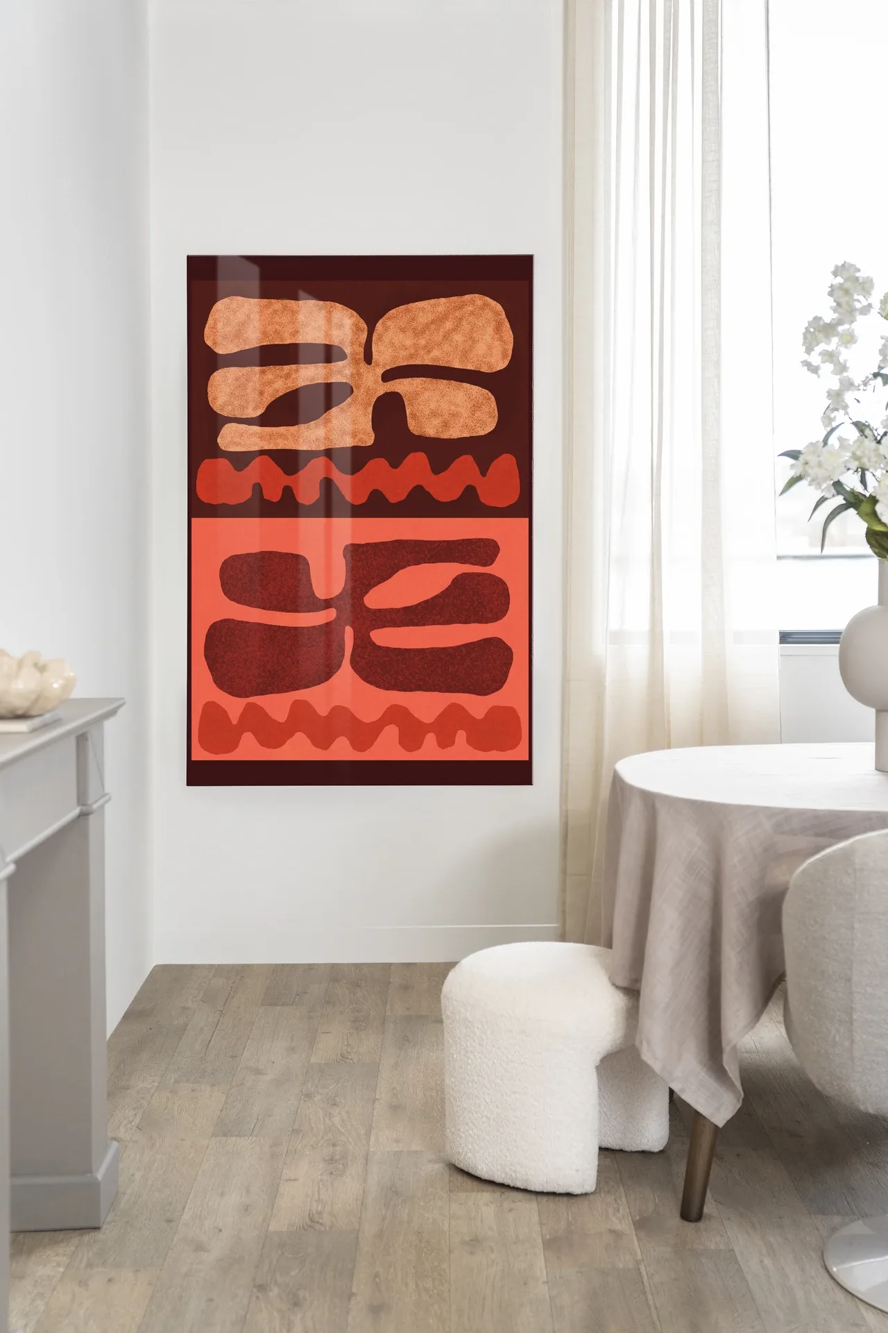 Wandteppich Groovy Neutral - Urban Cotton hängt an einer weißen Wand in einem modernen Interieur