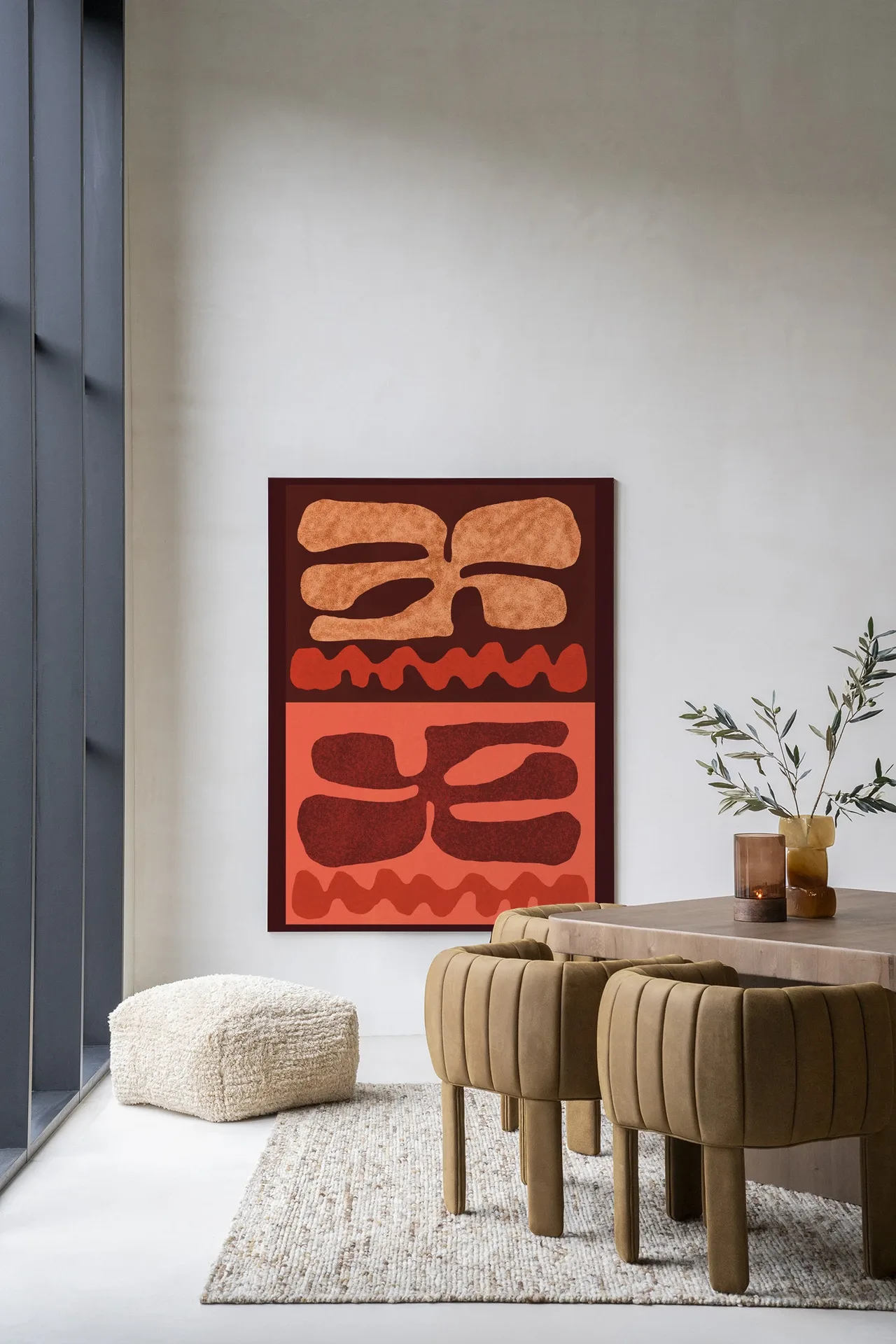Wandteppich Groovy Neutral von Urban Cotton in einem modernen Interieur mit beigem Pouf und braunen Stühlen