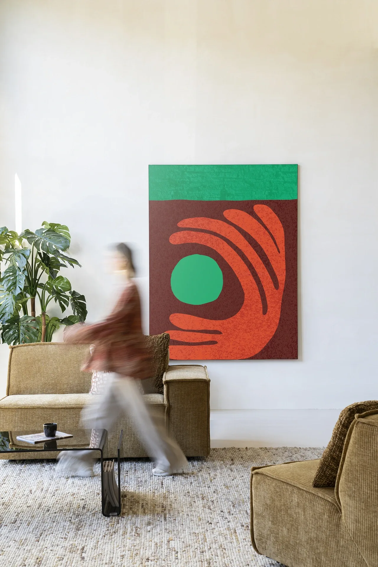 Wandteppich Elements Green - Urban Cotton hängt in einem hellen Wohnzimmer mit Sofa und Couchtisch