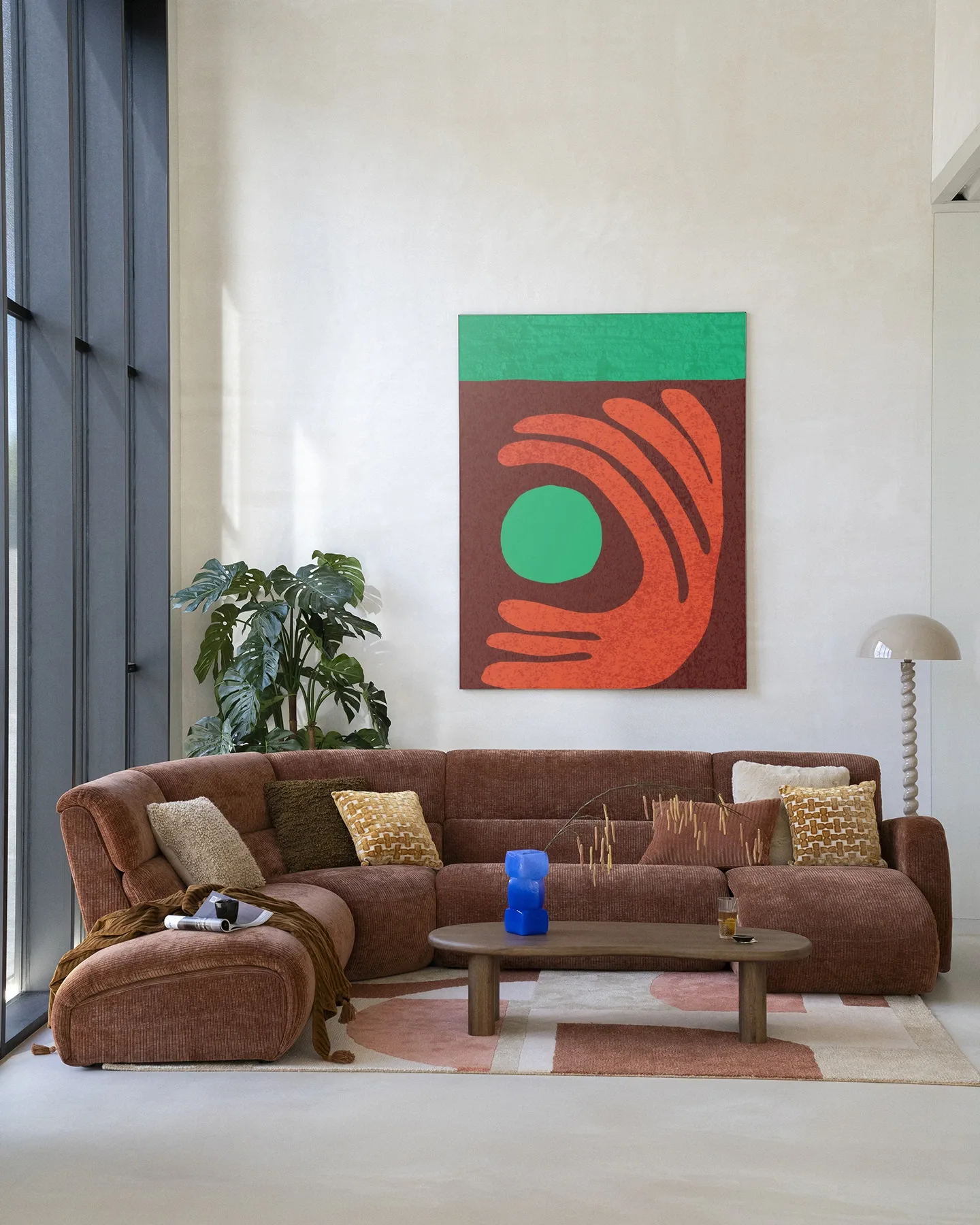 Wandteppich Elements Green in einem hellen Wohnzimmer mit braunem Sofa und Couchtisch - Urban Cotton