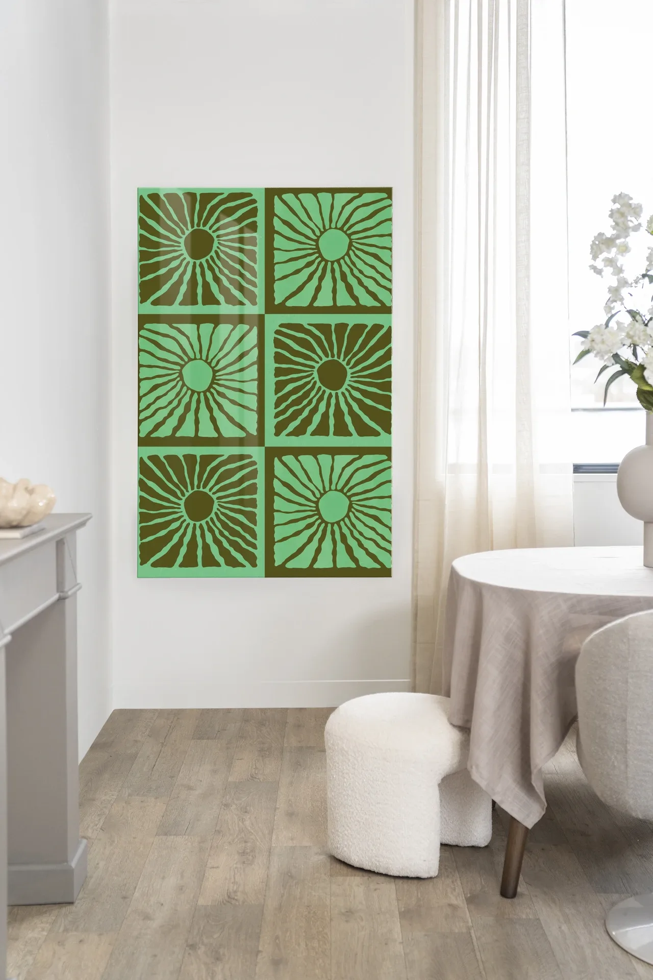 Wandteppich Suns In Green an einer weißen Wand in einem hellen Esszimmer mit Holzboden - Urban Cotton