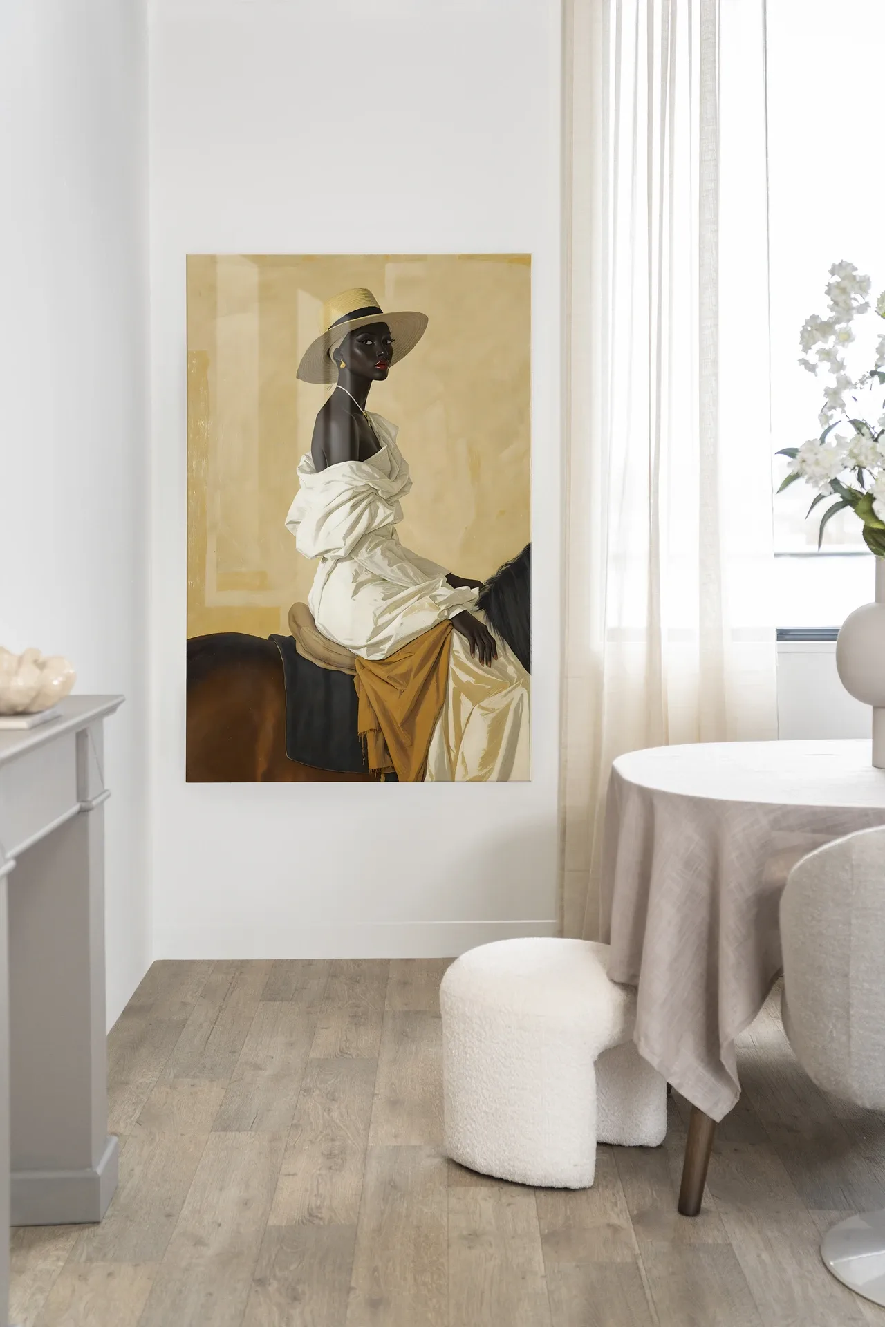 Wandteppich Horseriding Lady - Urban Cotton hängt an einer weißen Wand in einem hellen Esszimmer