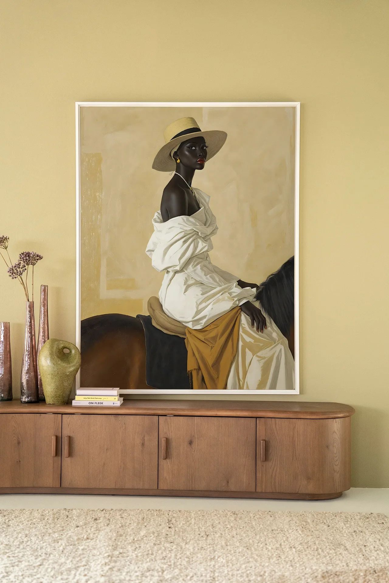 Wandteppich Horseriding Lady in einem hellen Wohnzimmer mit Holzkommode und Vasen - Urban Cotton