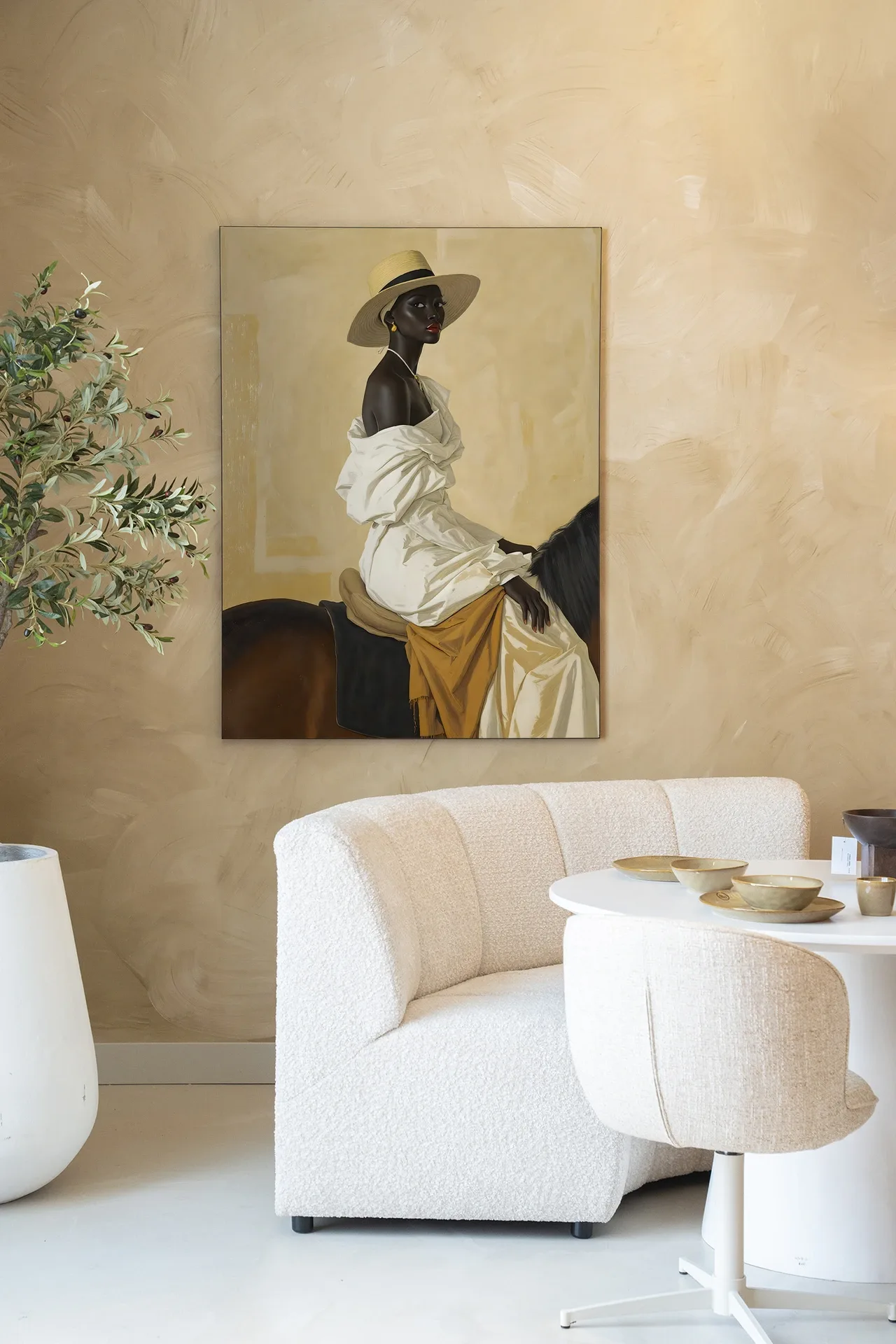 Wandteppich Horseriding Lady hängt an einer beigefarbenen Wand über einem weißen Sofa und Tisch - Urban Cotton