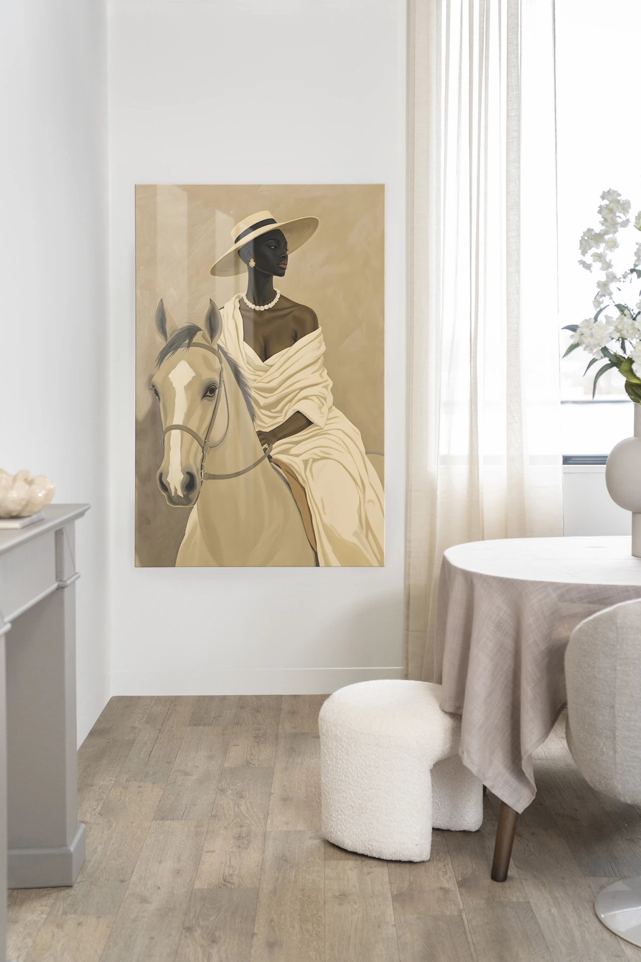 Wandteppich Amazone von Urban Cotton hängt an einer weißen Wand in einem hellen Esszimmer