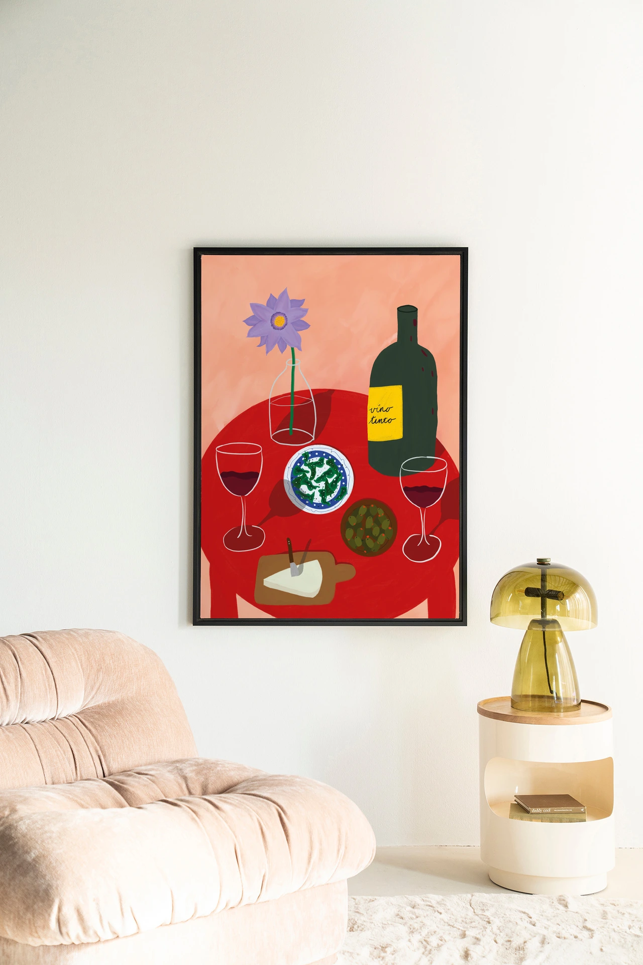 Wandteppich Tinto Evening - Urban Cotton hängt an einer weißen Wand über einem rosa Sessel und Beistelltisch
