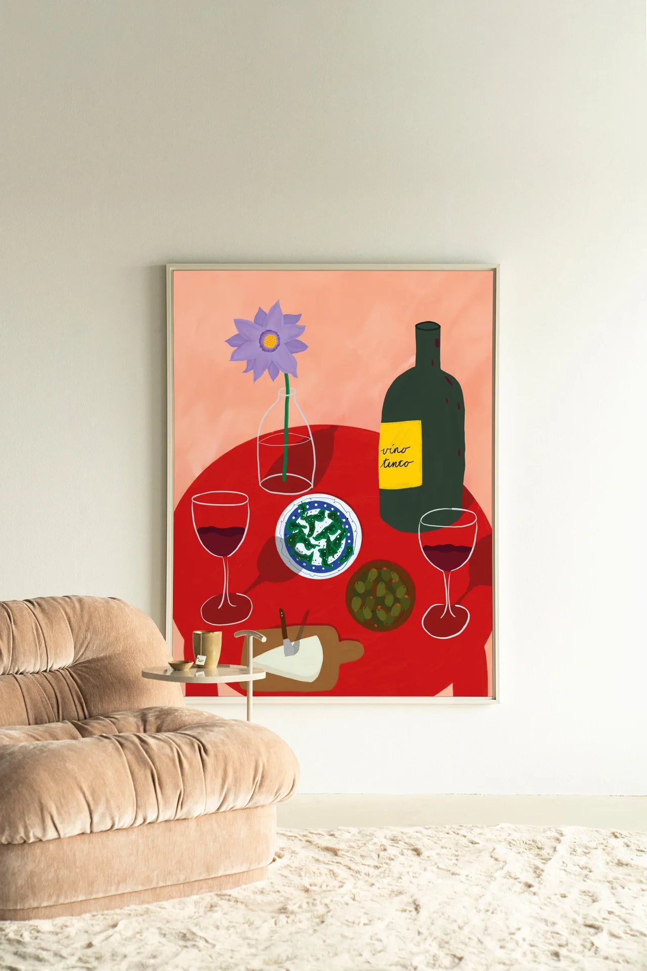 Wandteppich Tinto Evening - Urban Cotton hängt an einer weißen Wand neben einem beigefarbenen Sofa