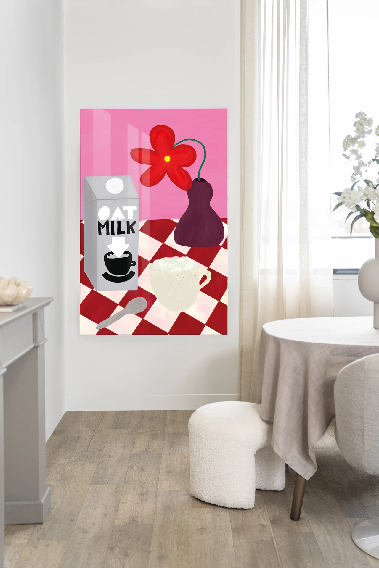 Der Wandteppich Oatmilk Morning - Urban Cotton hängt an einer weißen Wand in einem modernen Interieur