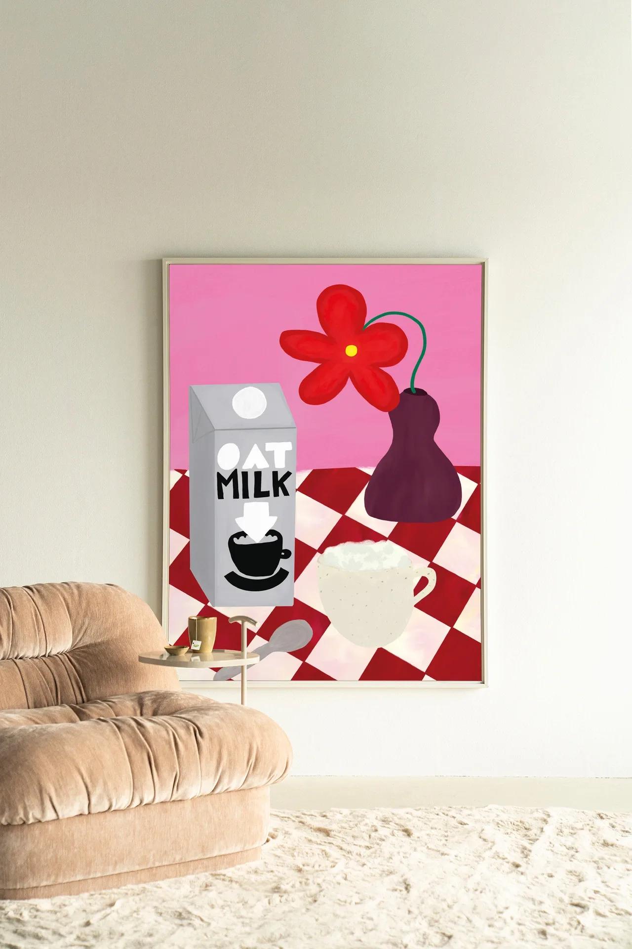 Wandteppich Oatmilk Morning - Urban Cotton hängt an einer hellen Wand neben einem beigefarbenen Sessel