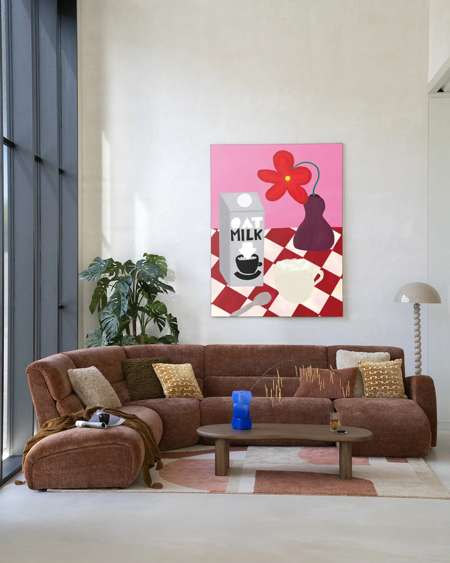 Wandteppich Oatmilk Morning - Urban Cotton hängt über einem braunen Cordsofa in einem hellen Wohnzimmer