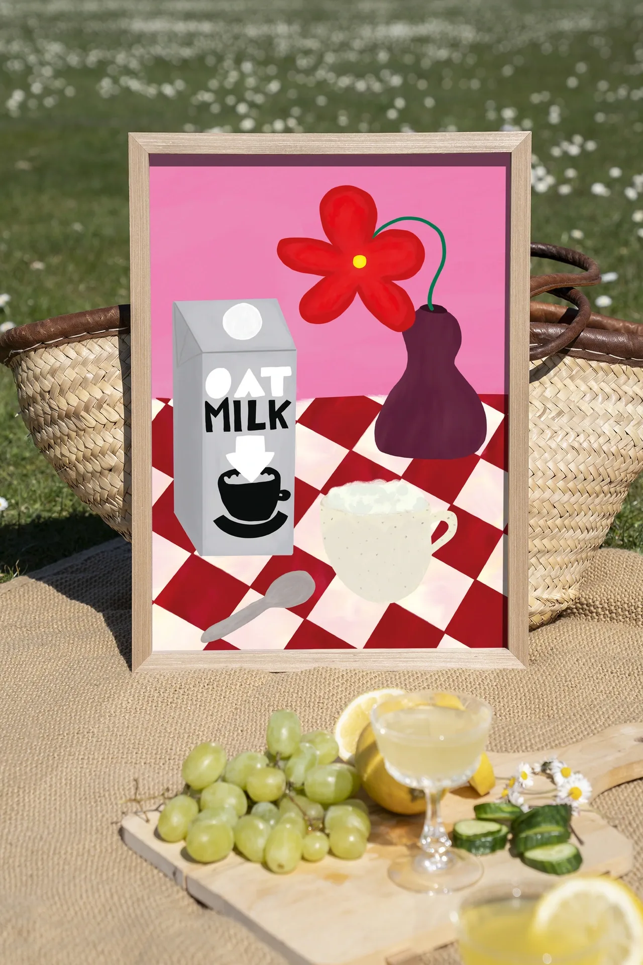 Wandteppich Oatmilk Morning - Urban Cotton in einem Holzrahmen, stehend auf einer Picknickdecke im Gras
