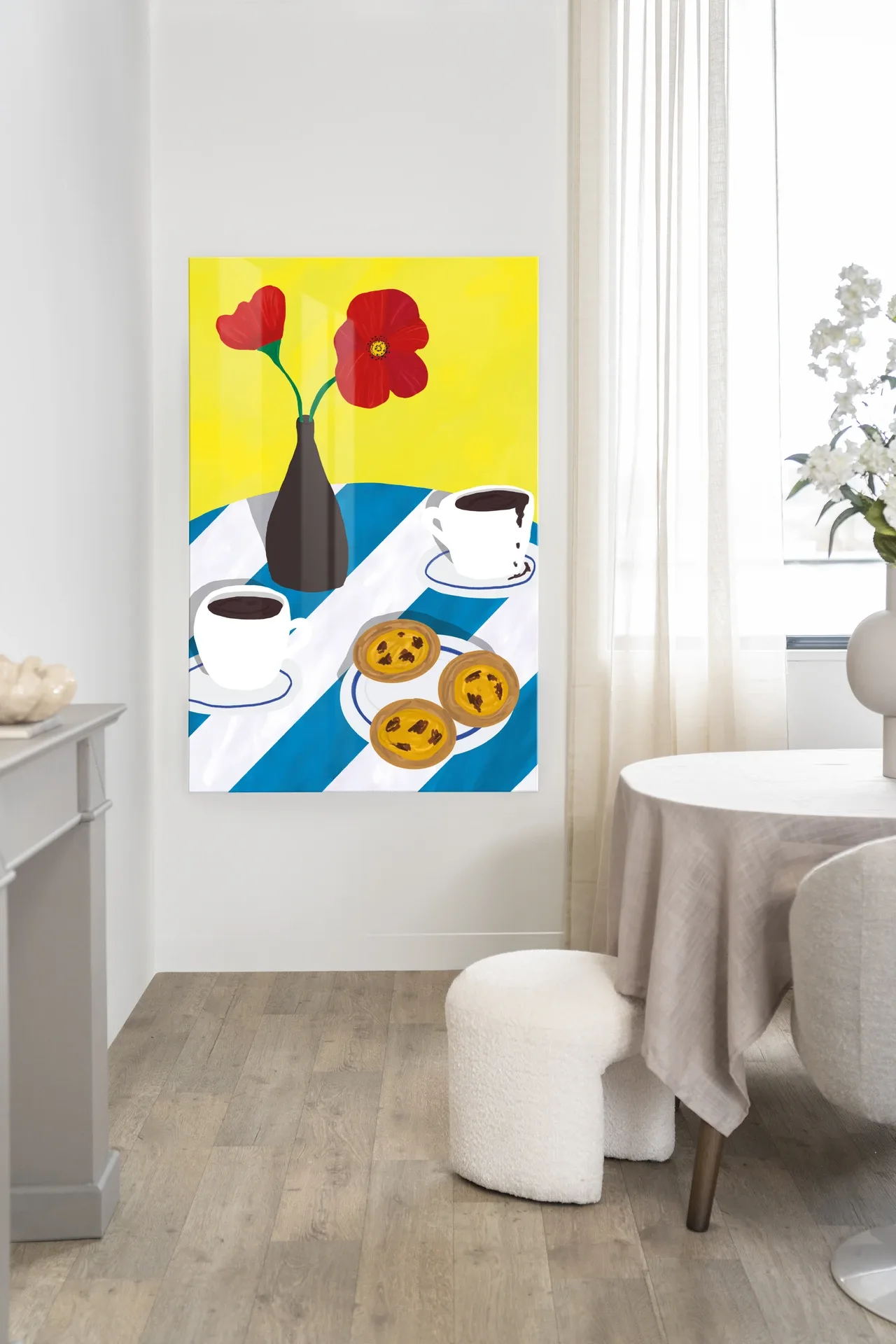 Wandteppich Nata Afternoon - Urban Cotton hängt an einer weißen Wand in einem modernen Interieur