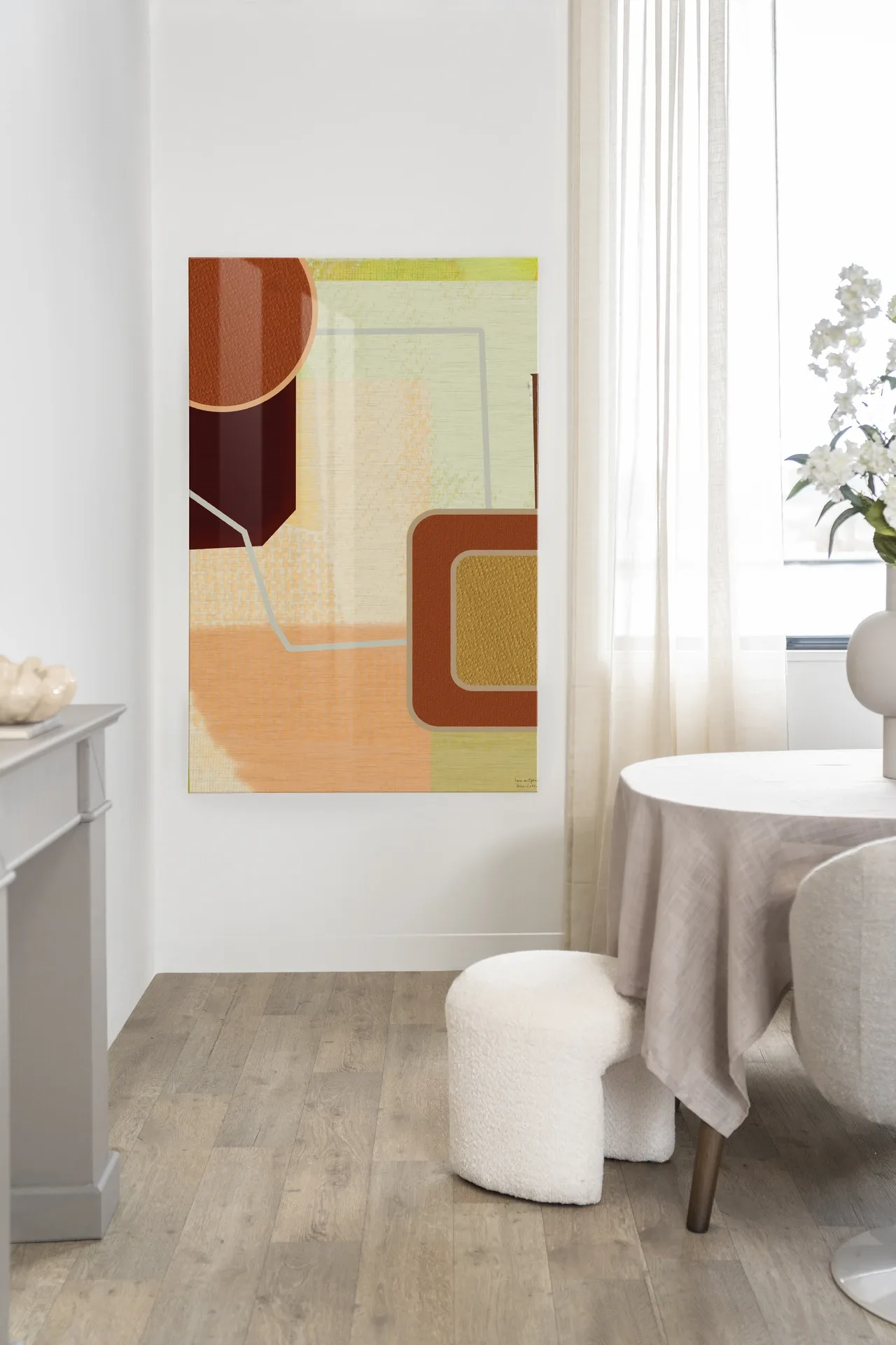 Wandteppich Deuce - Urban Cotton in einem hellen Esszimmer mit weißem Hocker und rundem Tisch