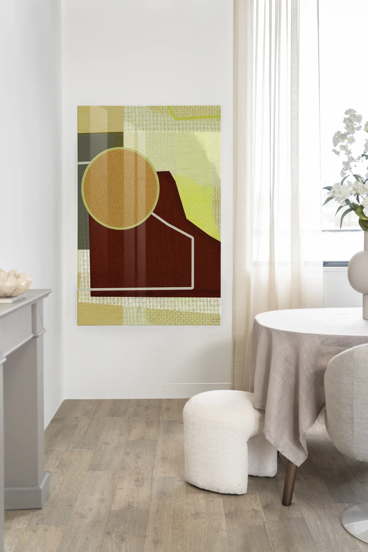 Wandteppich Bounce - Urban Cotton an einer weißen Wand in einem hellen Esszimmer