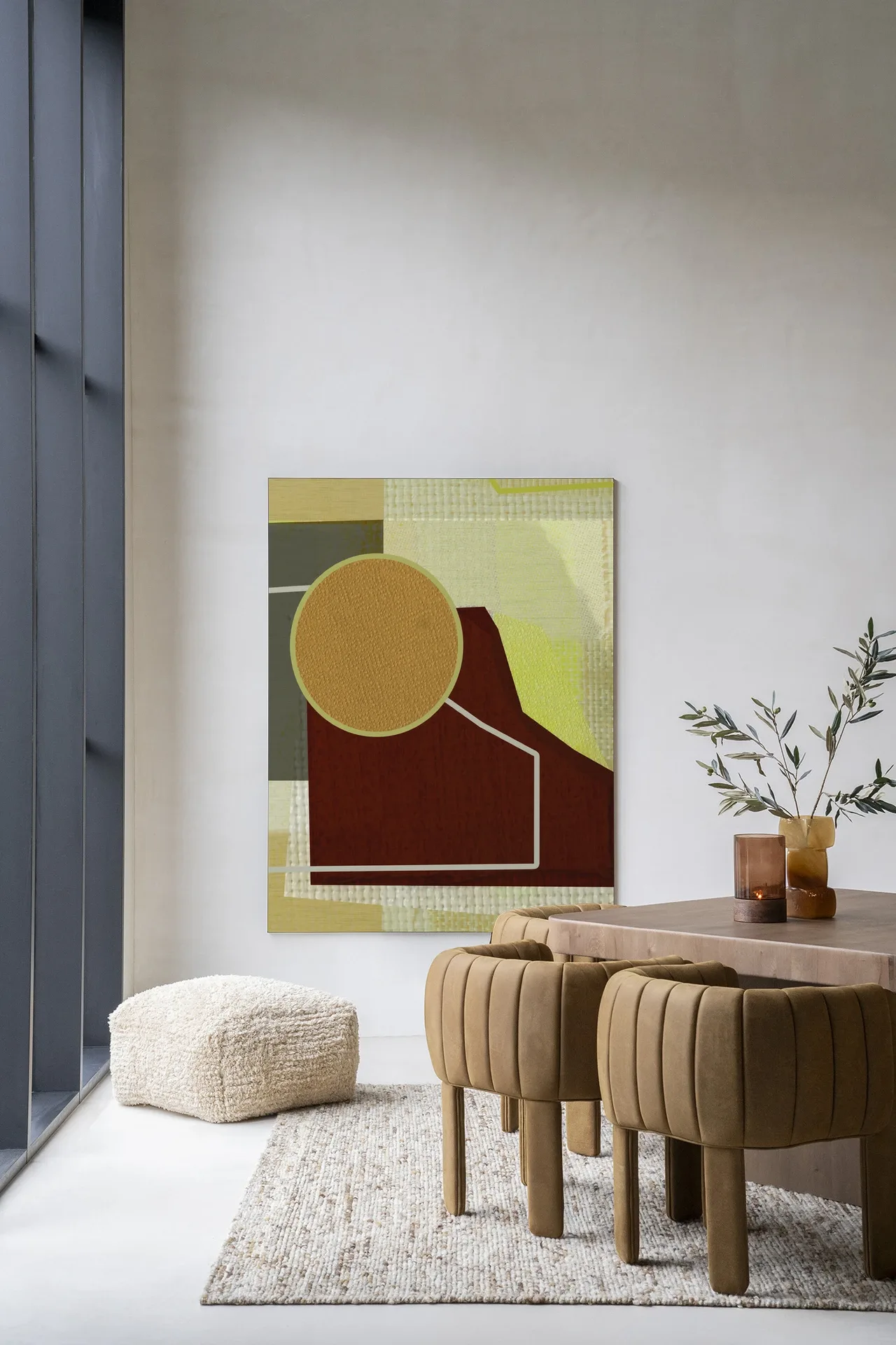 Wandteppich Bounce von Urban Cotton hängt an einer hellen Wand in einem modernen Wohnzimmer