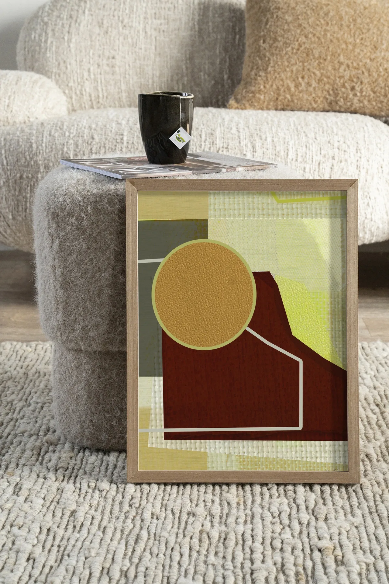 Wandteppich Bounce - Urban Cotton in einem Wohnzimmer, an einen Pouf mit einer Tasse Tee gelehnt