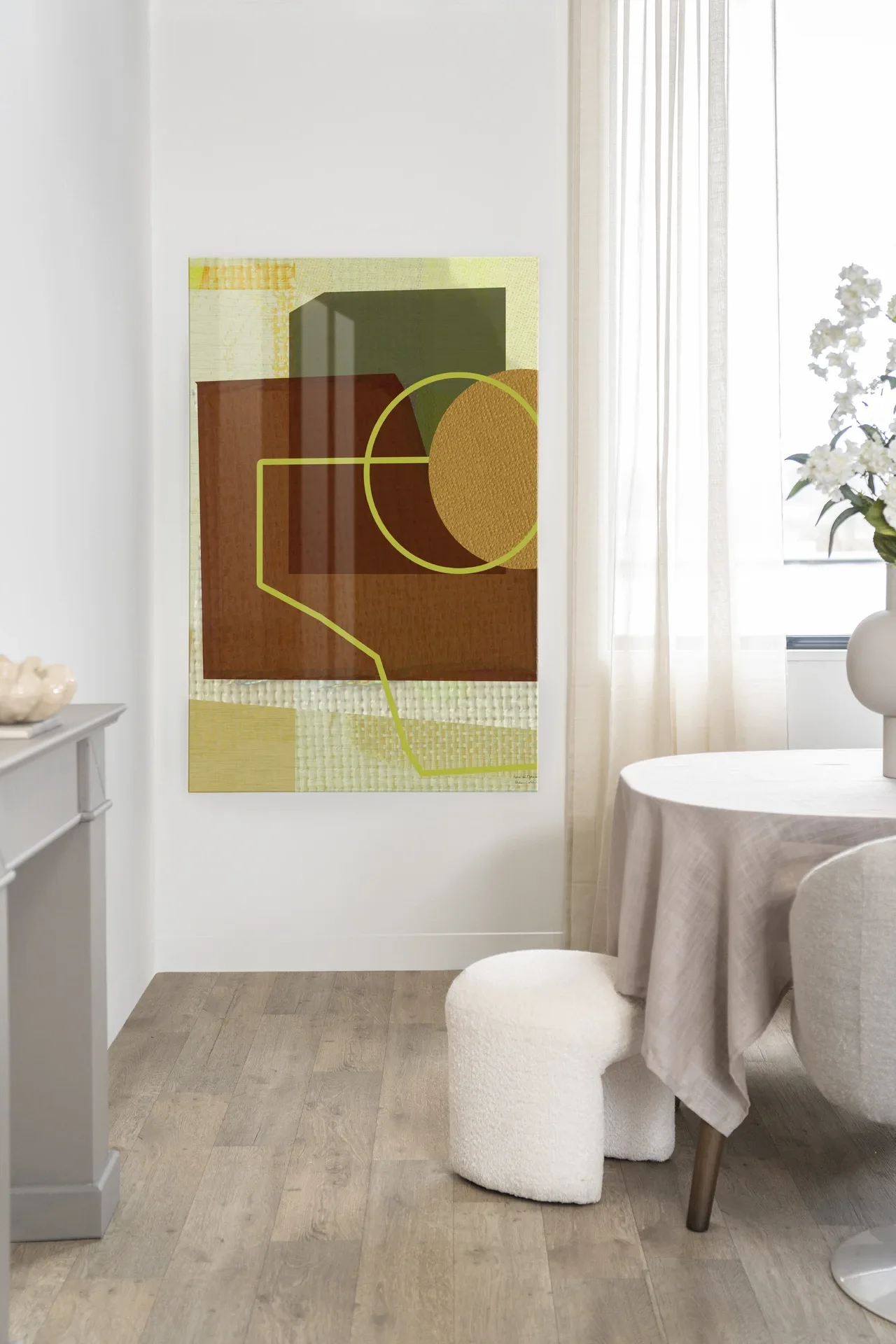 Wandteppich Rally - Urban Cotton hängt an einer weißen Wand in einem modernen Interieur