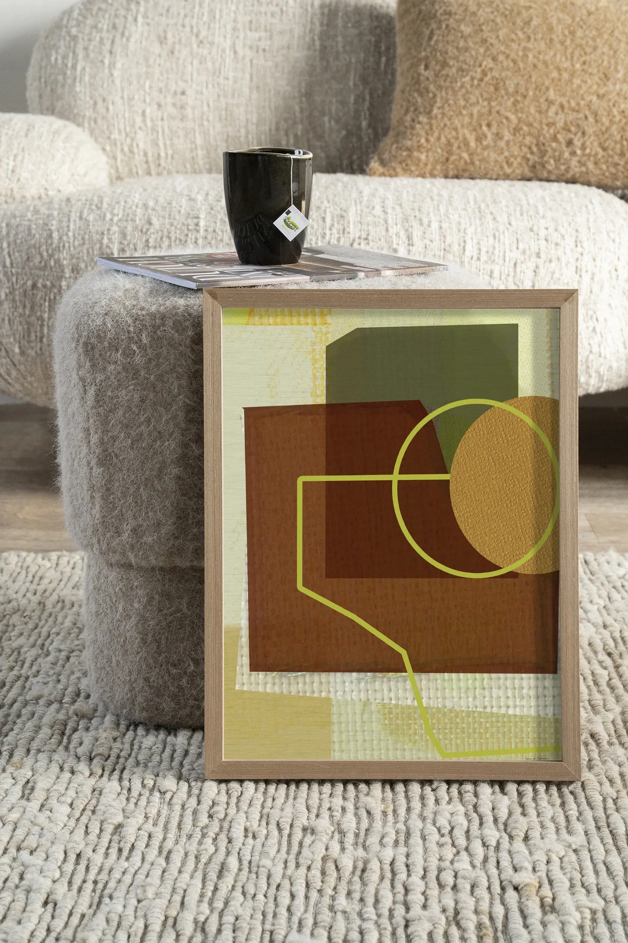 Wandteppich Rally in einem Wohnzimmer, stehend auf einem Pouf mit einer Tasse Tee daneben - Urban Cotton
