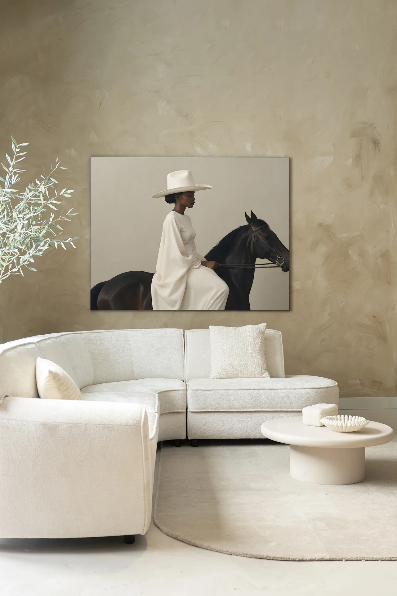 Wandteppich Beige Rider - Urban Cotton hängt über einem weißen modularen Sofa in einem beigefarbenen Wohnzimmer