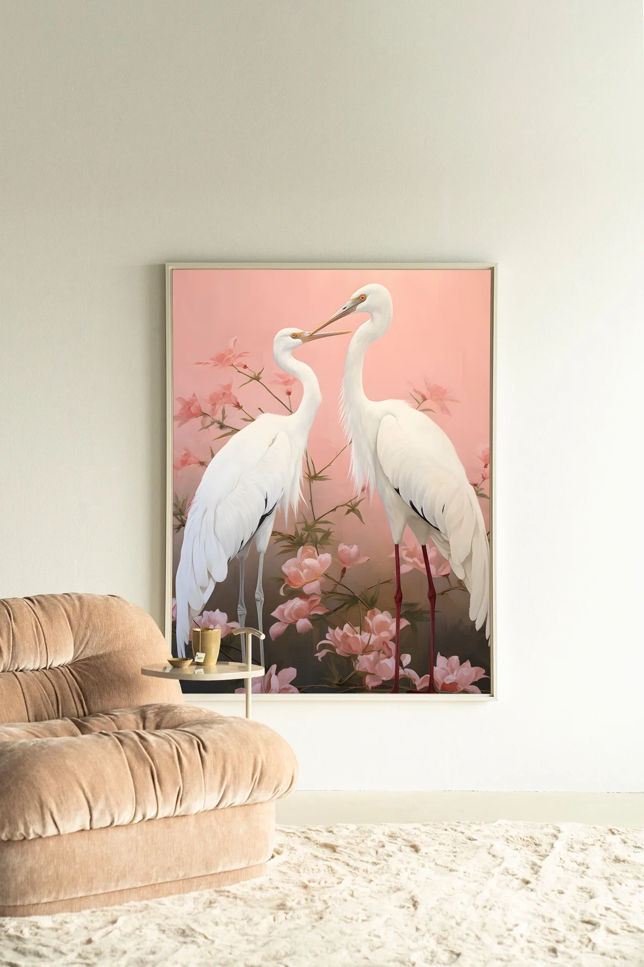 Wandteppich Pink Love Birds - Urban Cotton hängt an einer hellen Wand über einem cremefarbenen Teppich