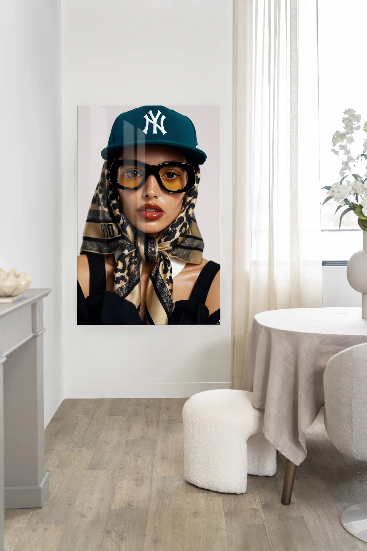 Wandteppich Cool Girl - Urban Cotton in einem hellen Wohnzimmer mit einem Tisch und einem Hocker