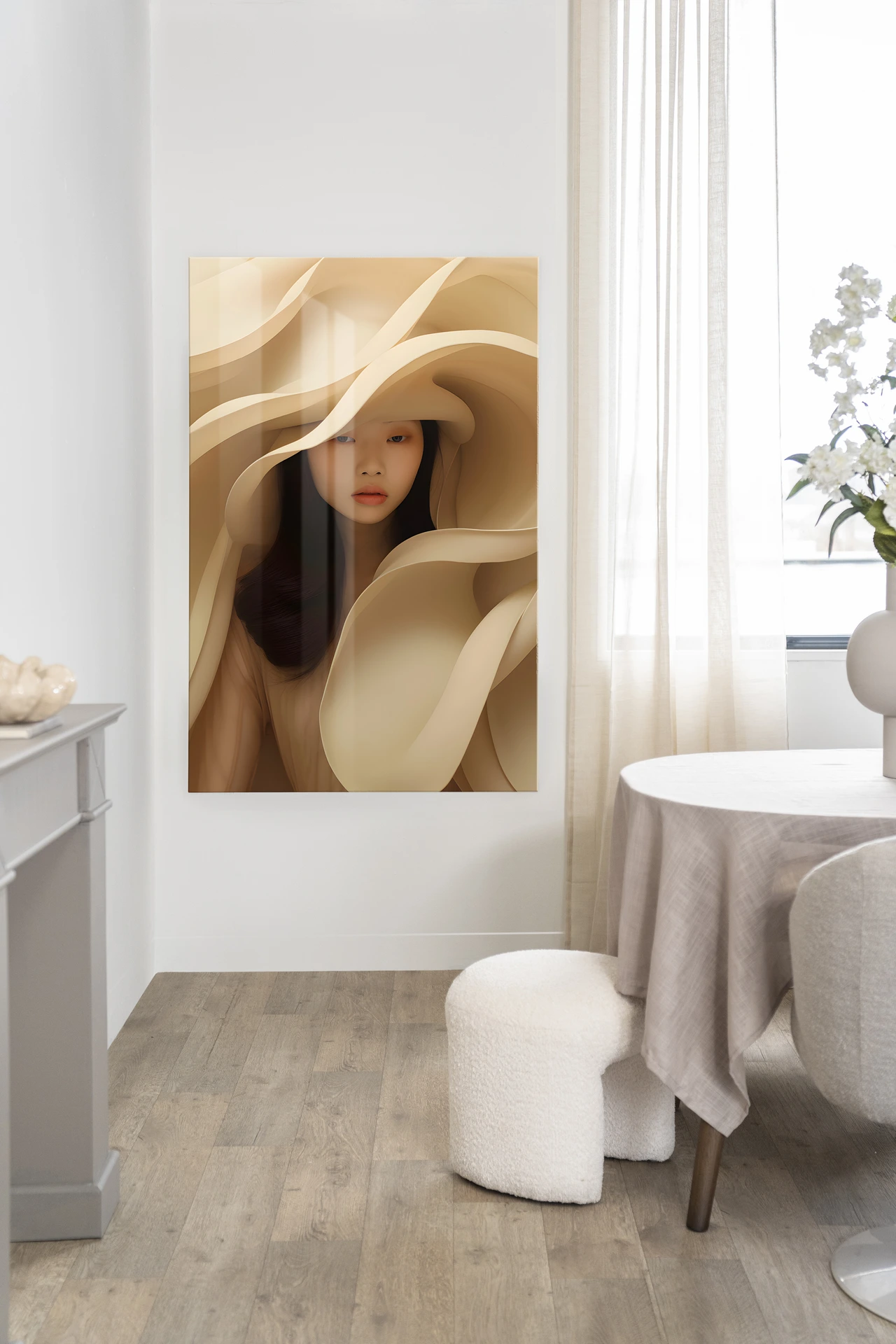 Wandteppich Light Flow - Urban Cotton hängt an einer weißen Wand in einem hellen Esszimmer