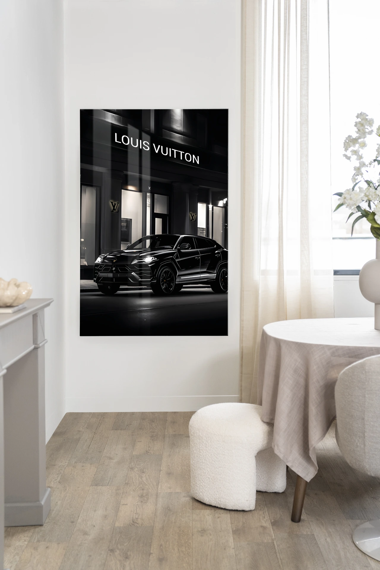 Wandteppich Urus LV - Urban Cotton an einer weißen Wand in einem modernen Interieur hängend