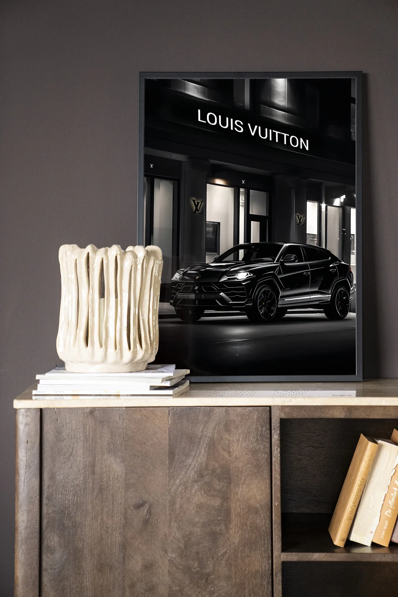 Wandteppich Urus LV - Urban Cotton in einer dunklen Umgebung mit einer Vase und Büchern auf einem Holzschrank