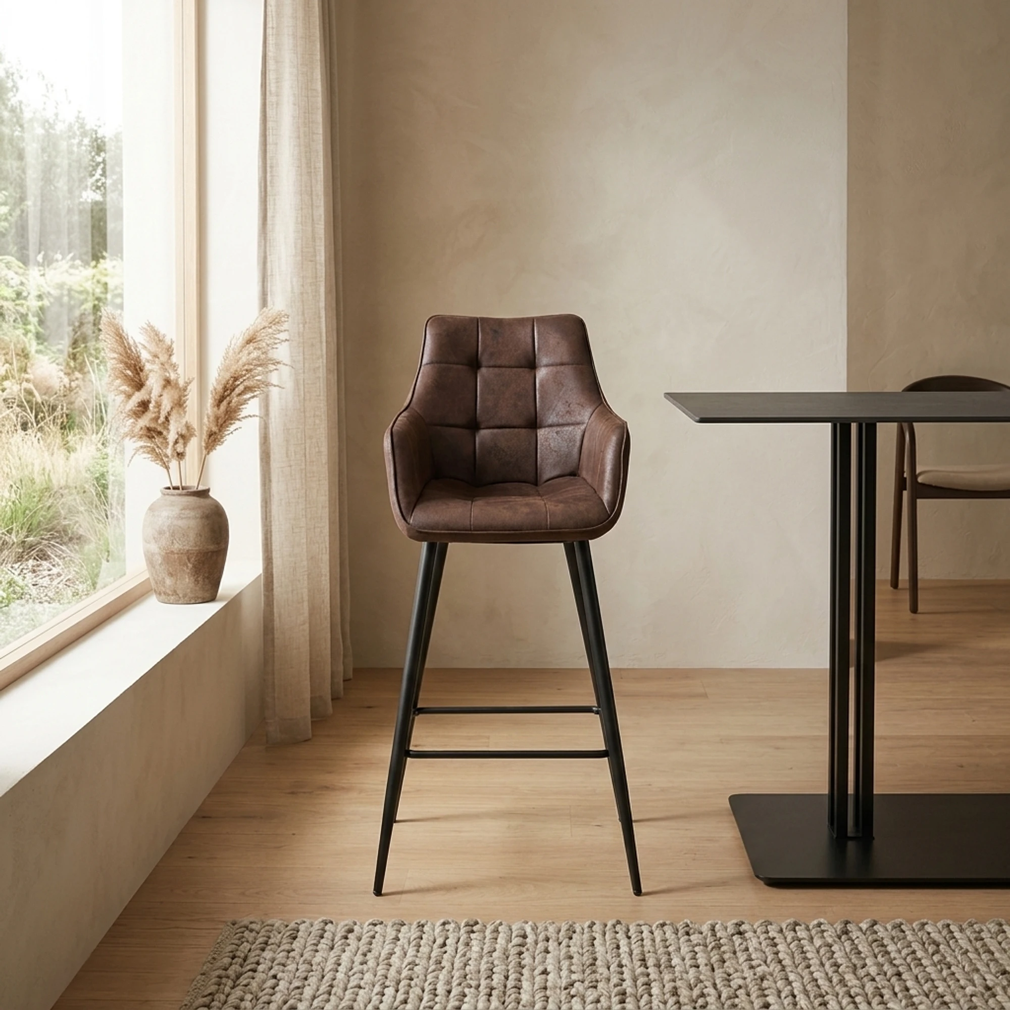Barhocker Lucille Arm CEP 09 Dunkelbraun in einem hellen Raum mit Fenster, Vase und Teppich - Benoa
