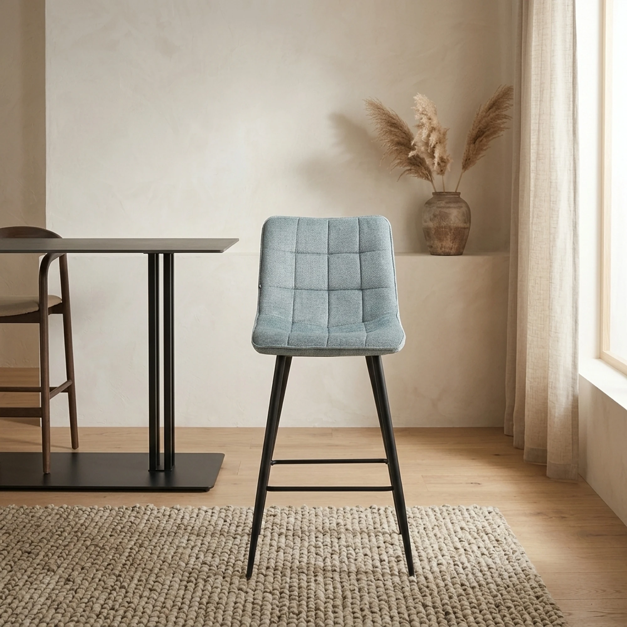 Barhocker Lucille Perfect Harmony 72 Hellblau in einem hellen Wohnzimmer mit einem Tisch und Teppich - Benoa