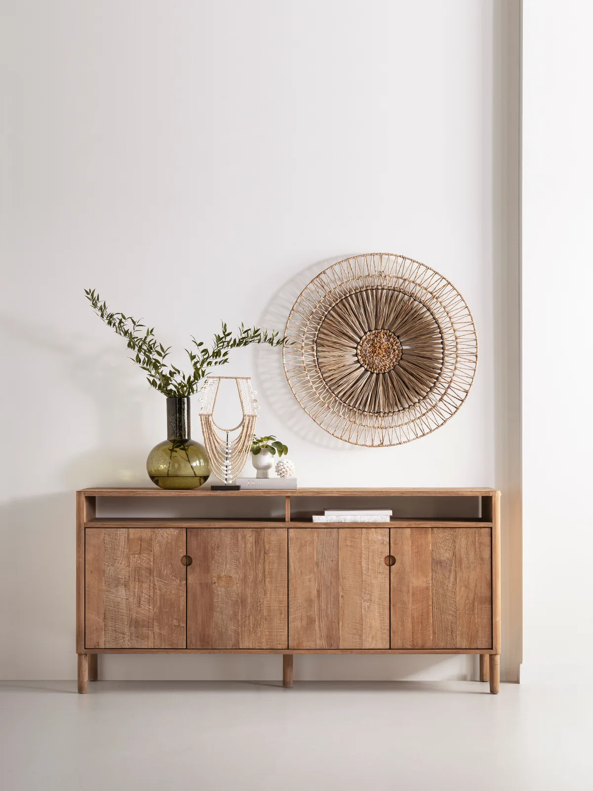 Kommode Apollo in einem hellen Studio, dekoriert mit einer Vase, Pflanzen und Wanddekoration - DTP Home