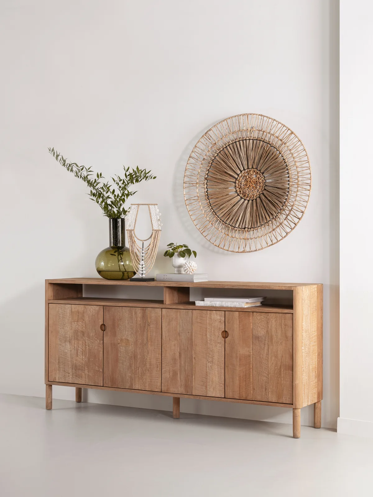 Dressoir Apollo in een lichte studio met decoratie, vanuit een recht camerastandpunt - DTP Home