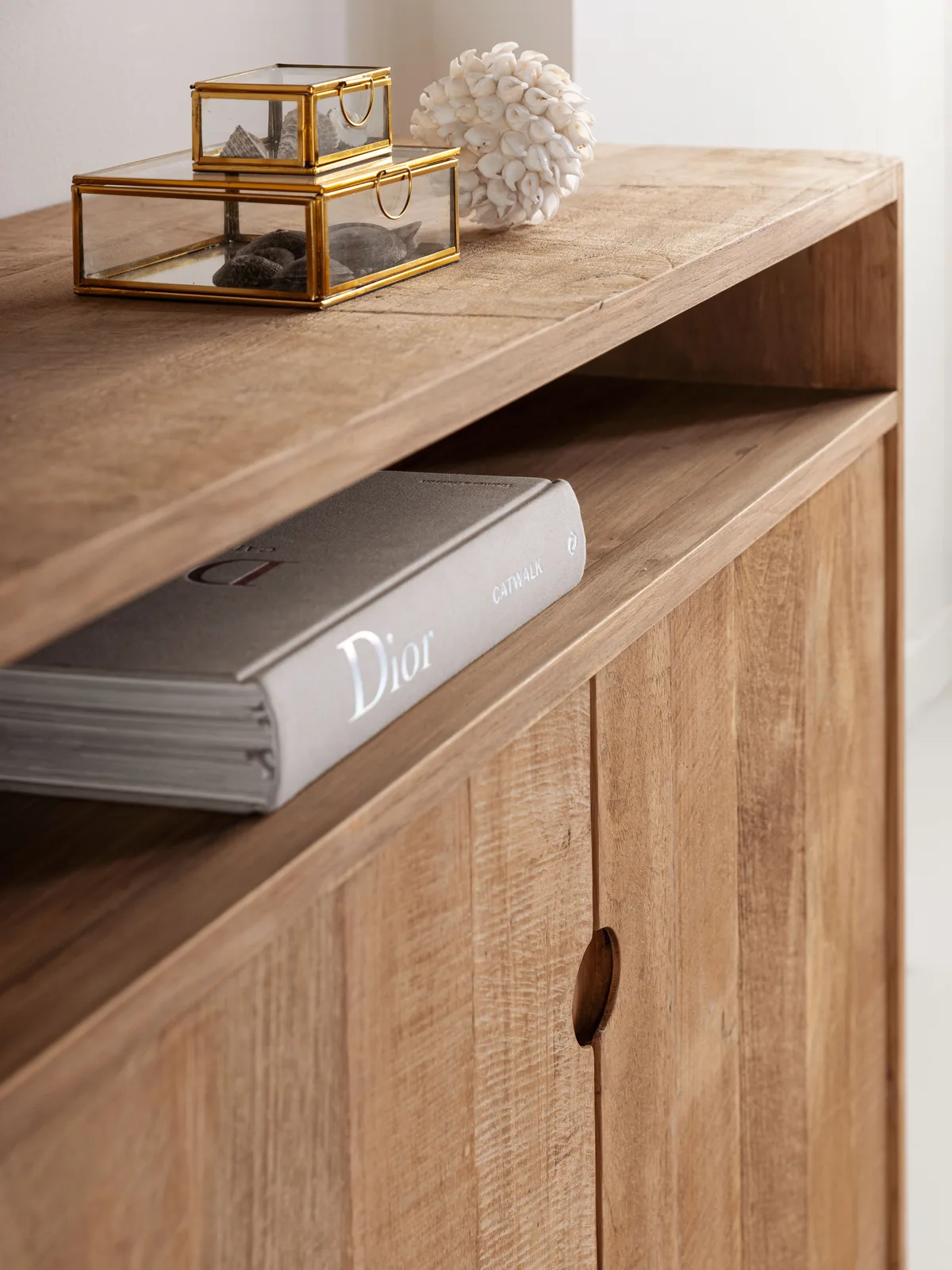 Dressoir Apollo met decoratie op de bovenkant en een boek in het open vak, close-up - DTP Home