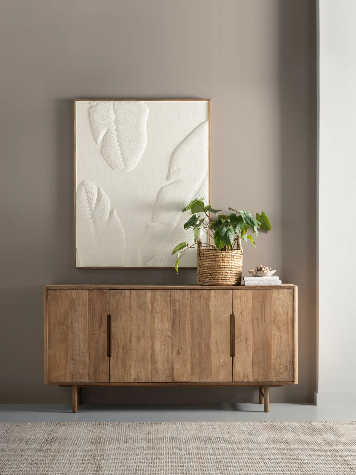 Kommode Bliss in einer Studio-Umgebung mit einer Pflanze, einem Kunstwerk und einem Teppich - DTP Home