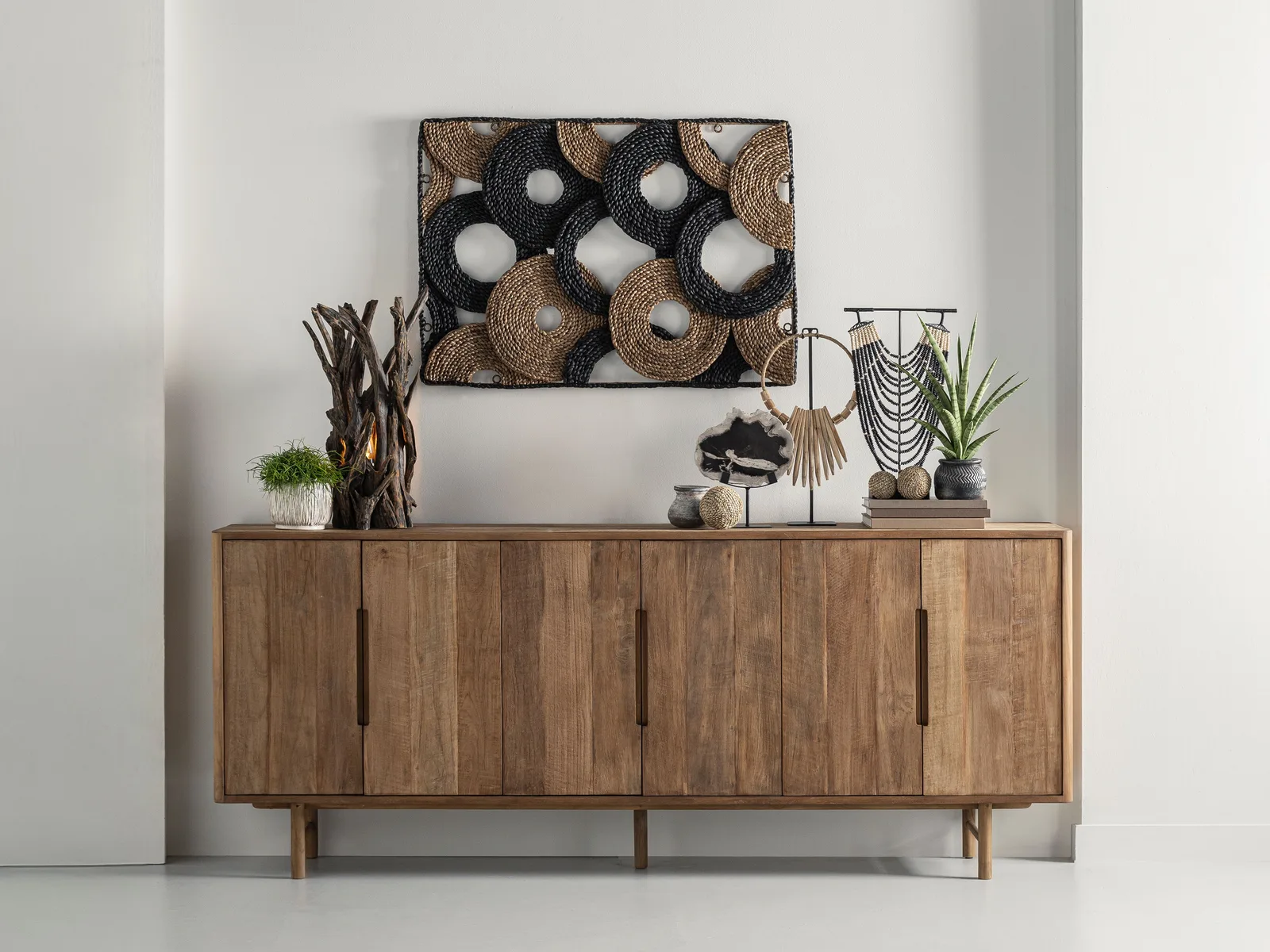Dressoir Bliss in een sfeervolle studio, gedecoreerd met planten en wanddecoratie - DTP Home