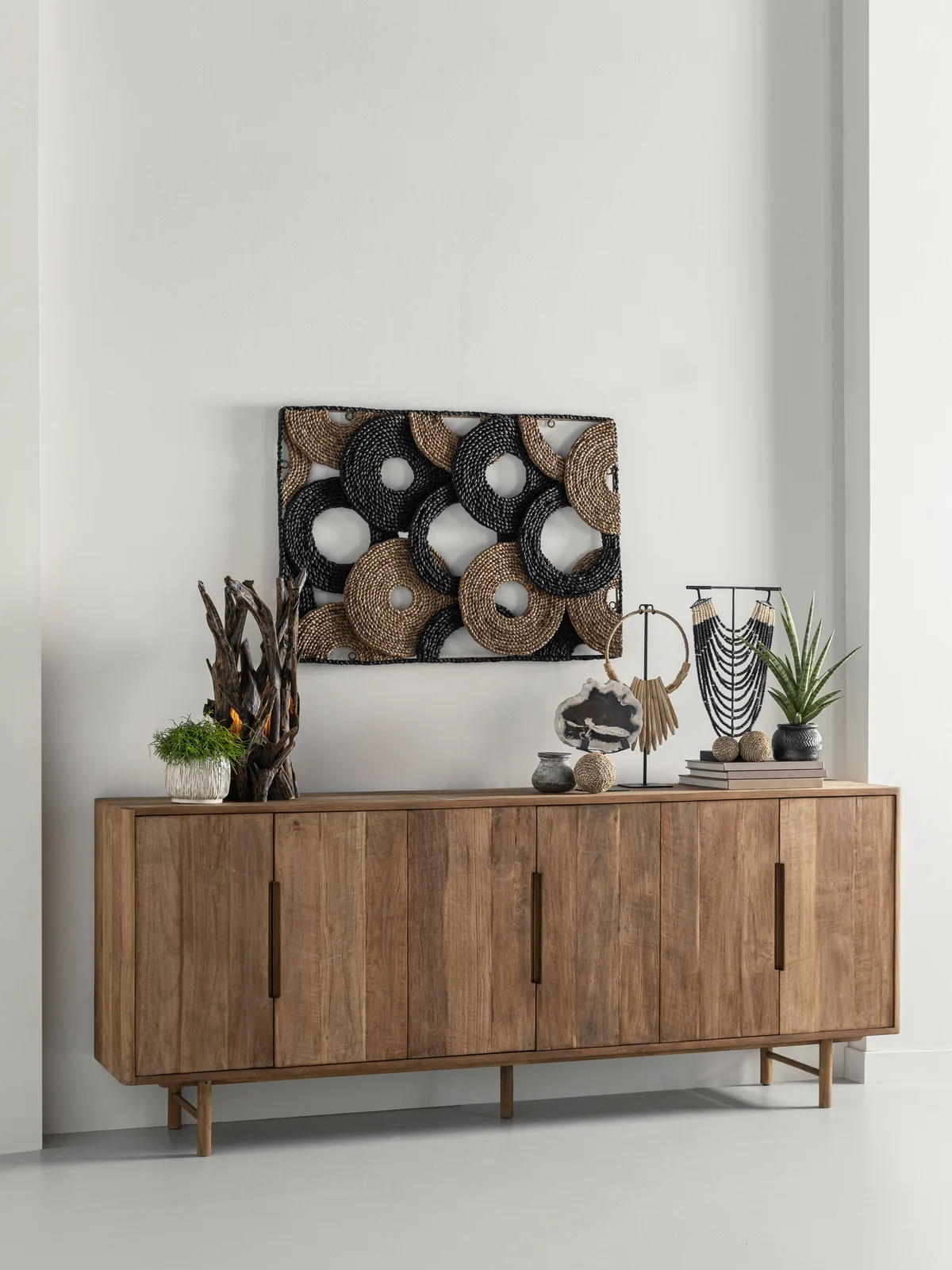 Kommode Bliss in einer Studio-Umgebung, mit Dekoration und Wandkunst darüber, aus leicht erhöhter Perspektive - DTP Home